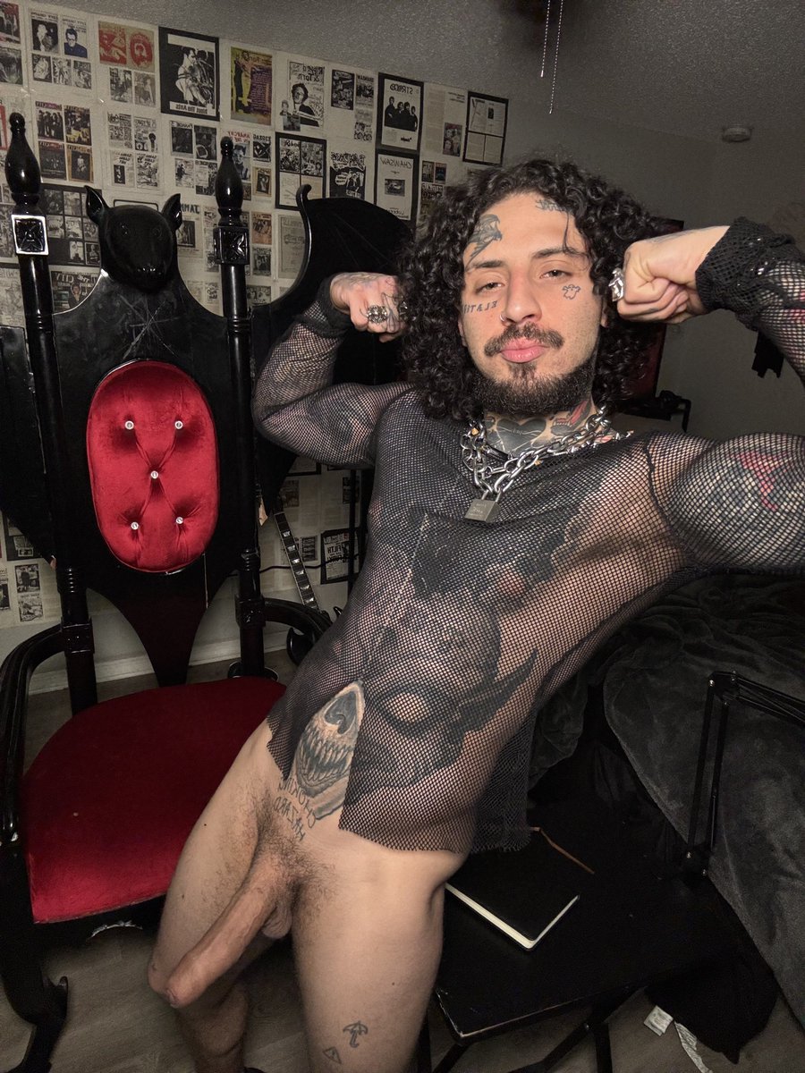 TattedTommy1's tweet photo. Alexa play touch my body by Mariah Carey https://t.co/VgrD3QwZcd
