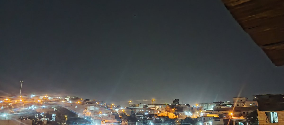 adrievil1998's tweet photo. Tome esta foto desde mi patio, Guayaquil, alguien me podría decir que podría ser? Un ovni xd o la mini luna que iba a orbitar durante dos meses, el día de ayer estaba de color rojo intenso y el día de hoy de color blanco. Ya son varios días que la veo #OVNI
#Guayaquil #meteorito https://t.co/JpfmmZqGnn