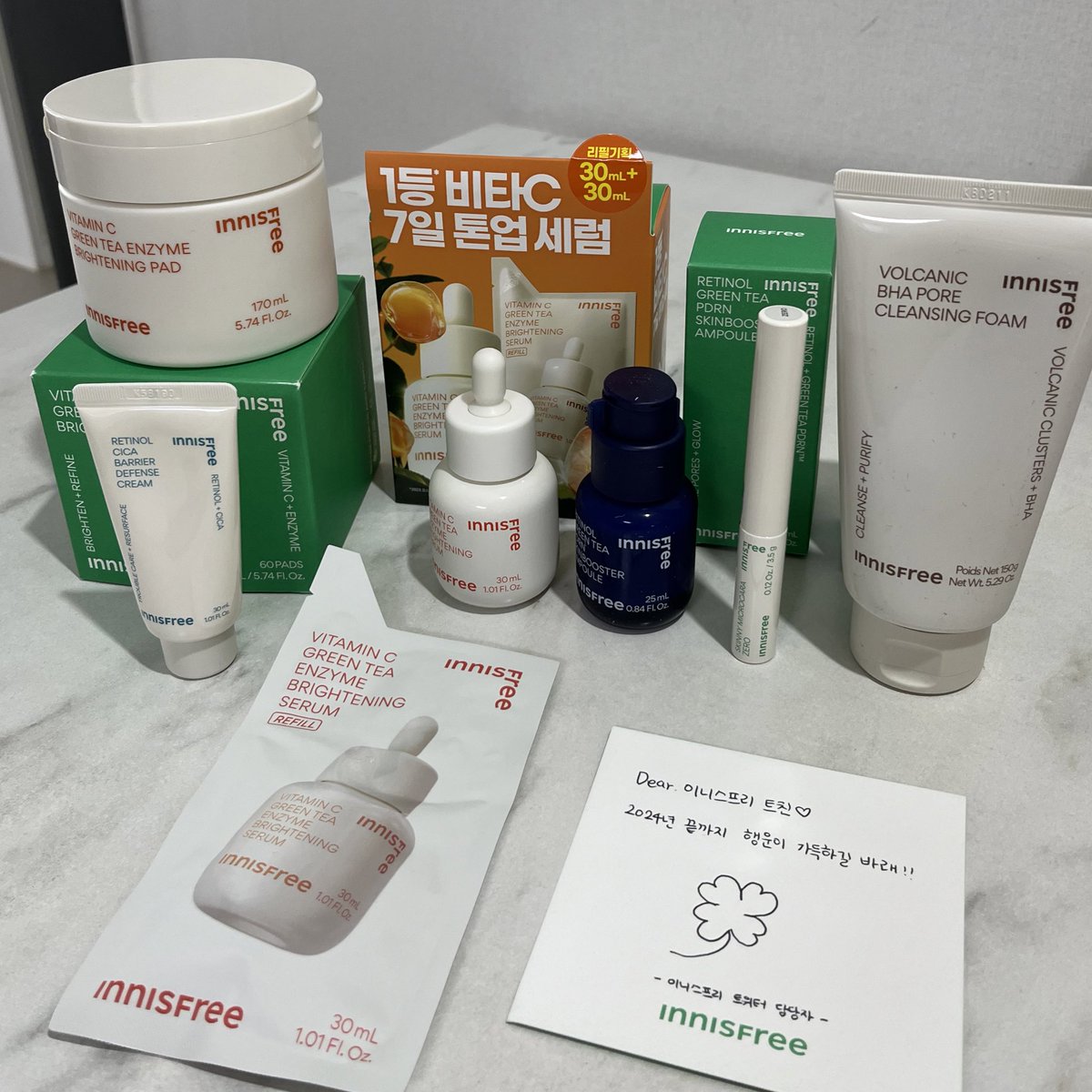 이니스프리 스윗한거 세상 사람들 다 알아야함 🥹💚 비타씨 세럼이랑 토너패드 사야게따 했는데 보내주셔따 !-! 담당자님 제 마음 읽으신건가요 완전 스윗걸 🫶🏻 스킨케어 바꾸고 속광 얻고 꿀피부될게요 😻😻 감사합니당 
이니스프리도 행운 가득한 연말 보내요 🍀🤍