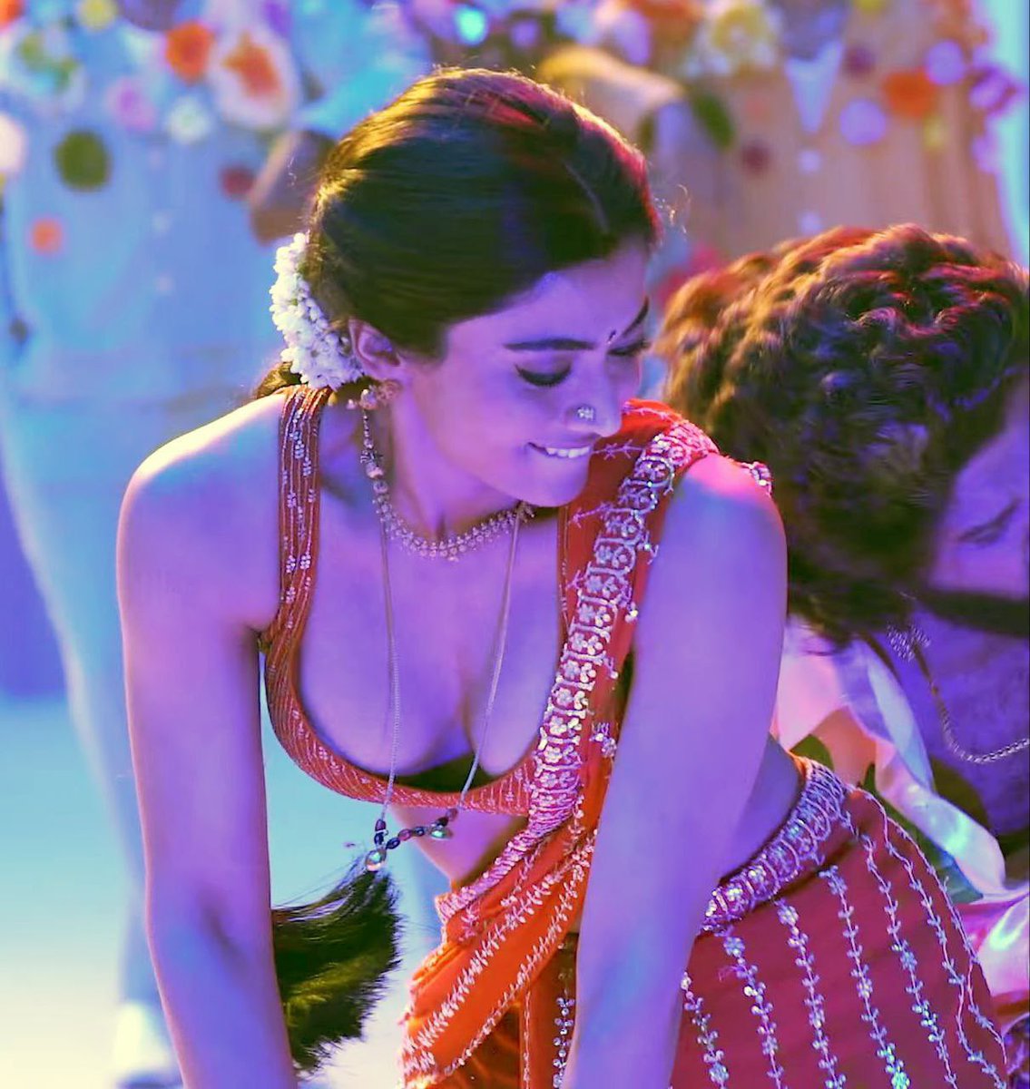 ActressSouth's tweet photo. Rashmika mandanna🔥🤤🤯🥵 blast from the #peelingssong from #pushpa2 🤯🥵🤤
#rashmikamandanna #rashmika #alluarjun #peelings #dsp #pusha2therule https://t.co/SfPZkDzJMm