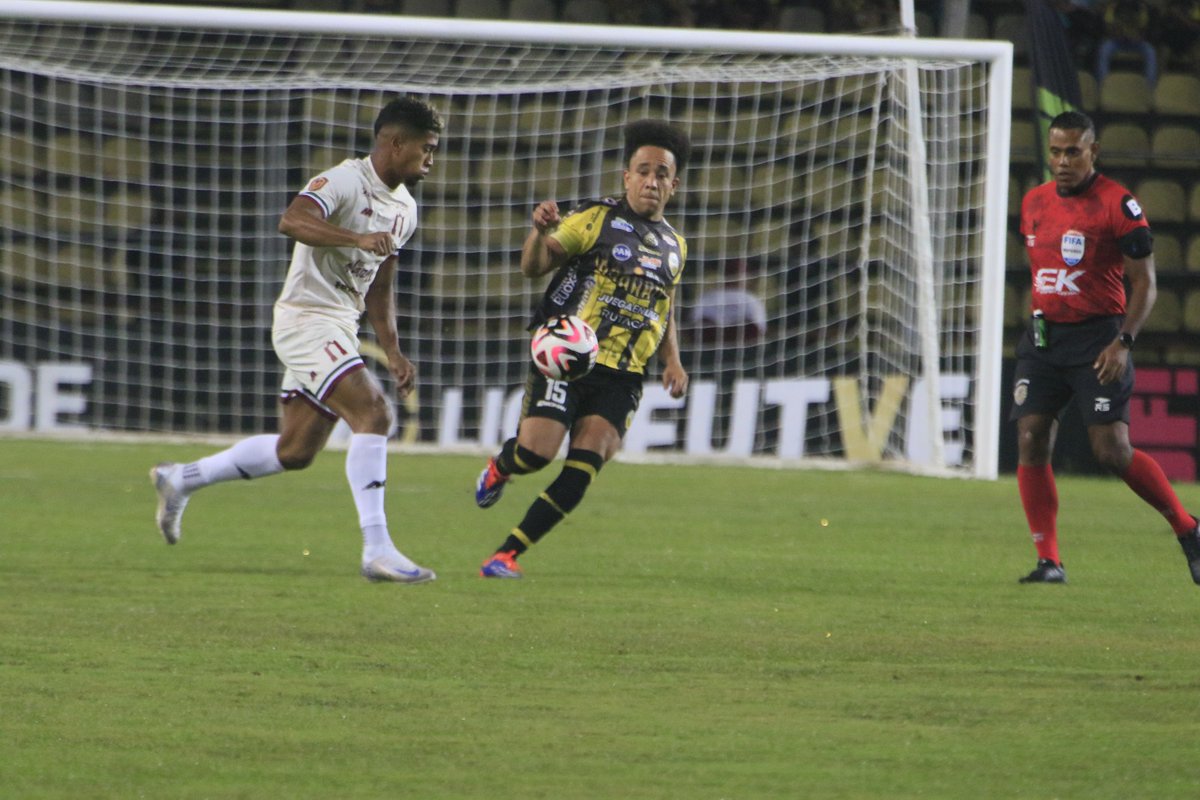 SC_ESPN's tweet photo. 🏆🇻🇪 ¡¡TABLAS EN LA IDA DE LA FINAL ABSOLUTA DE VENEZUELA!! 

🤝 Deportivo Táchira (ganador del Clausura) y Carabobo (ganador del Apertura) empataron 1-1 en Puerto Nuevo 

⚽ Gleiker Mendoza y Gustavo González 

🔜 Todo se define el próximo 8/12 en el Estadio Misael Delgado

📷 @DvoTachira
