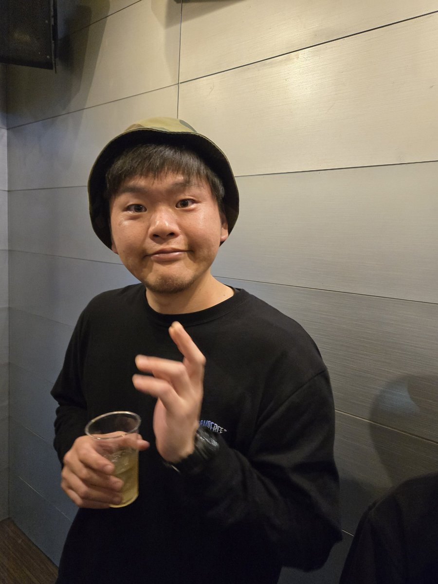 maruevo's tweet photo. おはようございます。
昨日は余韻に浸ってました。
MCで言うの忘れてたけど、ERUVOMAの楽曲が今月７日からMVと共にカラオケ配信されるみたい！
みんなカラオケで細いショウ&amp;ゴージ観ながらERUVOMAうたおうぜ。

さて、今週もがんばろーぜ。
写真は酒のみすぎてええ感じの���泉。 https://t.co/BSwg1etk7Y