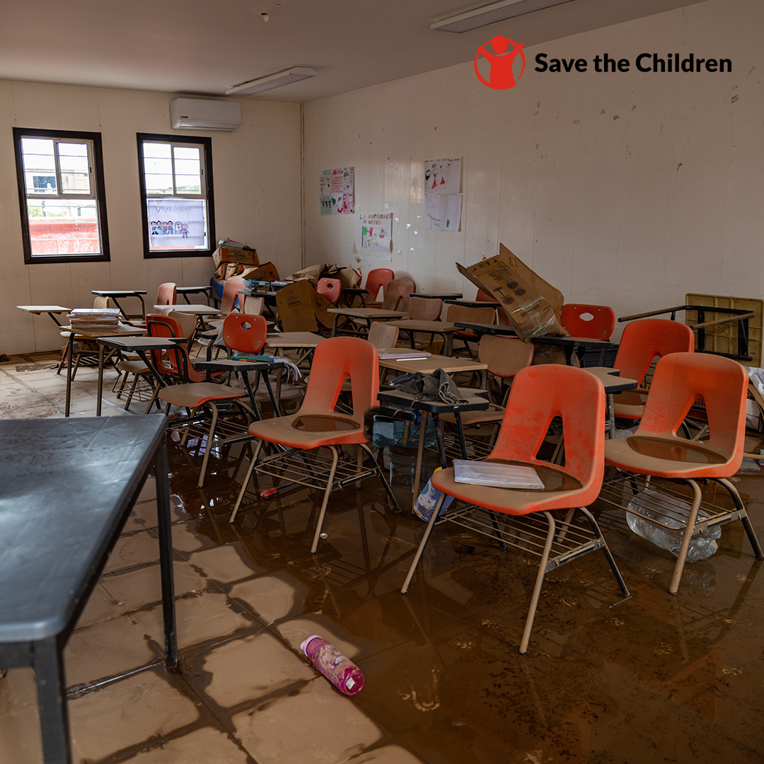 SaveChildrenMx's tweet photo. El #HuracanJohn ha causado devastación en todo el estado de #Guererro comprometiendo la educación de la niñez, así como destruyendo cientos de viviendas y escuelas. 🌪️🌴
Por eso en #SavetheChildren continuamos impulsando a las niñas y niños a través de víveres y #EspaciosSeguros para continuar sus estudios y evitar la deserción escolar. Ayúdanos a hacer el cambio, donando aquí: 👉 https://t.co/fliRG2Qlek