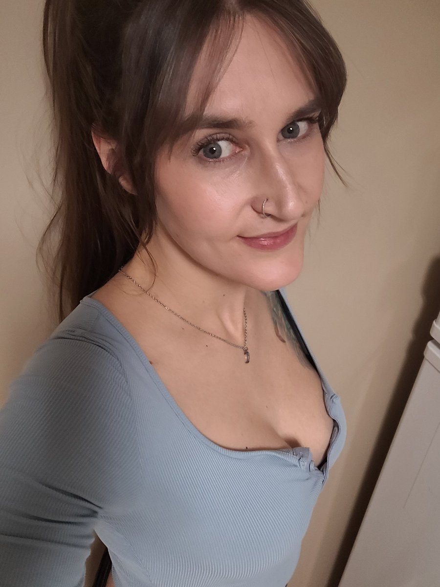 nyla_saur's tweet image. Sunday night strim! Maybe hound mommy will step on my face 🥵 #deadbydaylightsurvivor