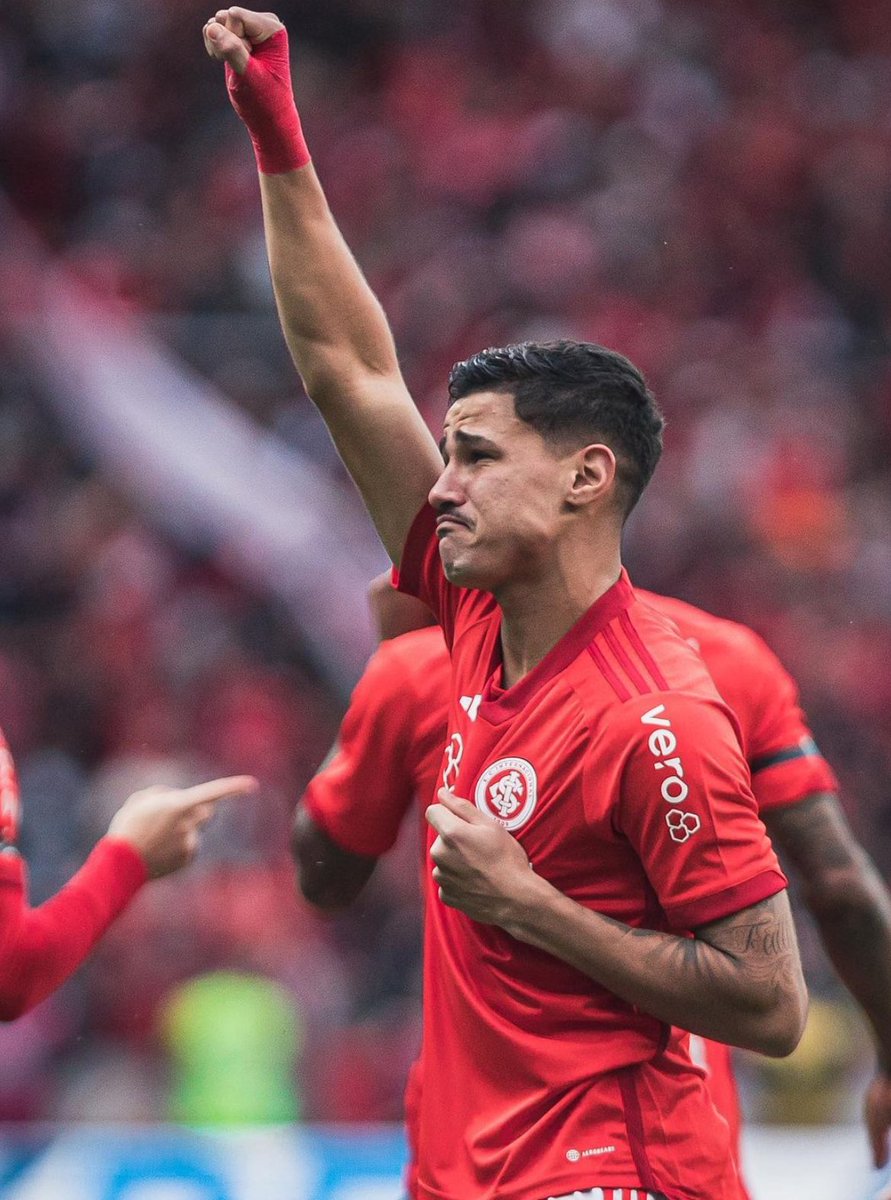 JantadasSCI's tweet photo. Rômulo está jogando muita bola, acredito que merece mais atenção do Roger Machado, hoje foi mais um jogo que ele entrou com fome parar marcar, muita vontade e personalidade, eu gosto do jogador Rômulo. https://t.co/uZ8gEbD22j