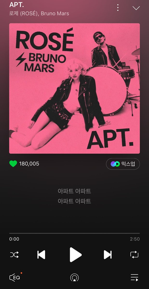 Koreantal's tweet photo. "APT." by #ROSÉ &amp; @BrunoMars has now received over 180,000 likes on MelOn.

— it becomes the song that reaches this milestone this year the quickest.

#KPOP #ROSÉ_BRUNO_APT #BLACKPINK https://t.co/iR0TMUsAC1