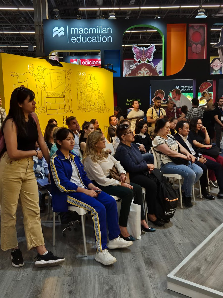 ¡Así se vivió la presentación de nuestras #novedadeseditoriales #PUEAA en la #FILGuadalajara! 
Óscar Figueroa, Juan Felipe López Aymes, José Luis Maya, Alma Cervantes y Yussef Galicia nos adentraron a cada uno de nuestros libros ¡Gracias a todas y todos por su participación! 📚
