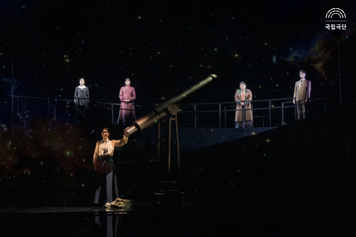 🌌

우리는 지구의 궤도를 돌고, 달 위에 섭니다.
경이로움이 언제나 그곳으로 우리를 이끌기에.

📍<사일런트 스카이> 추가 예매 개시 안내
✔️예매 개시: 12월 2일(월) 14시
✔️해당 회차: 12월 4일(수) ~ 12월 28일(토)
✔️대상 좌석: 1층 사이드석 일부, 2층 1열 일부
⭐️추가 예매 좌석은 국립극단