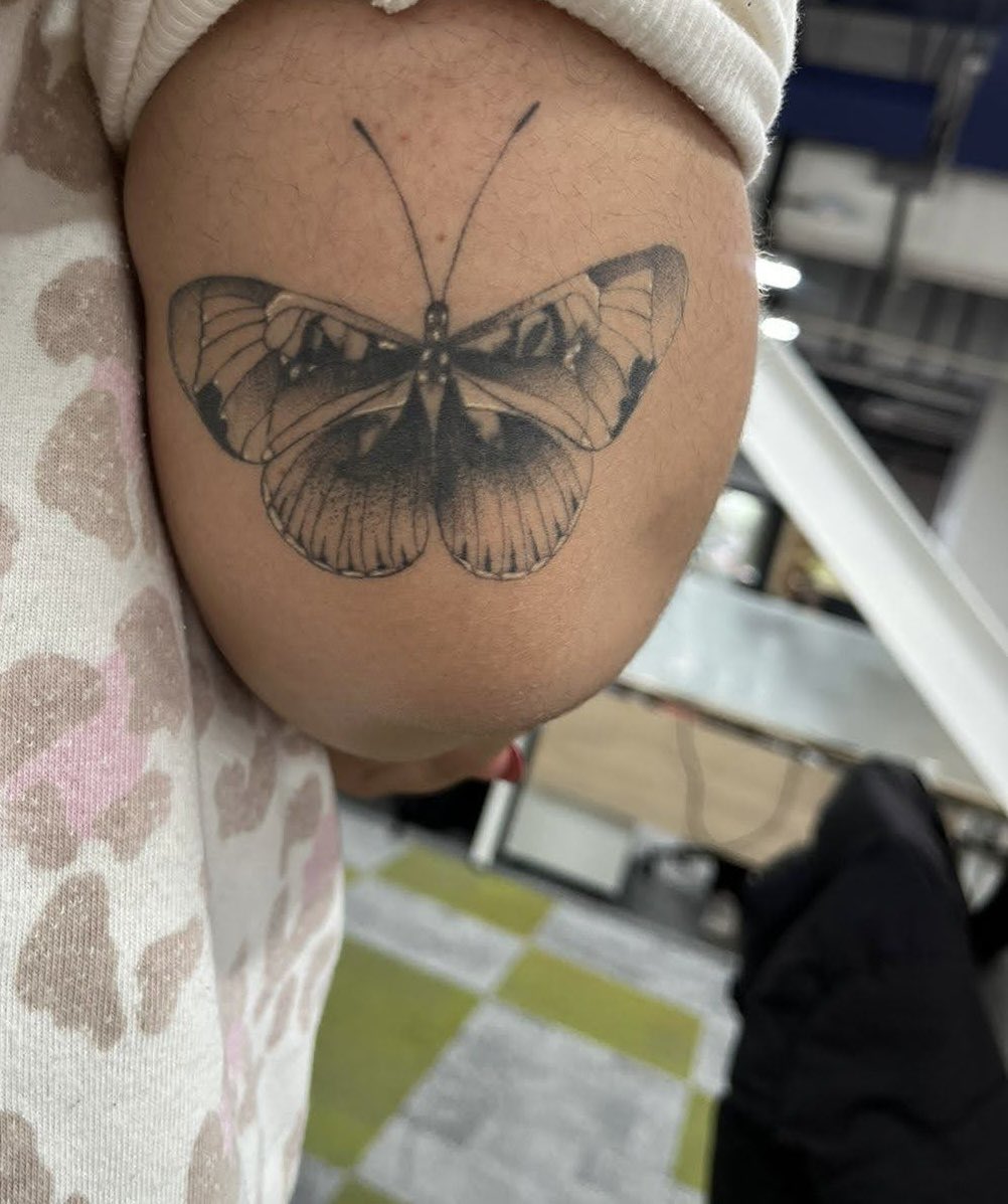 andiibea's tweet photo. No es la misma mariposa porque no quería que fuera así… pero si que fuera en el mismo lugar que E y cada vez que la veo recuerdo eso 🫶🏻🫶🏻🫶🏻 (sorry la foto tan mala de mi tatuaje)

ERICK BRIAN IS BACK 
#TattoosForErick @ErickBrianColon @erisxpatos @ericksnaiki https://t.co/YtLMTRmENZ