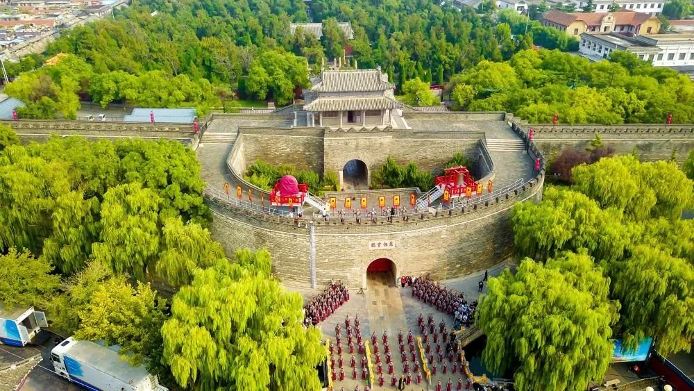 山东古称“齐鲁”位于东部沿海是中华文明的重要发源地之一。从儒家文化的发源地曲阜孔庙到道家思想的重要传播地泰山山东的文化地图上每一处都镌刻着中华文明的深刻印记。 #好品山东 #儒家思想