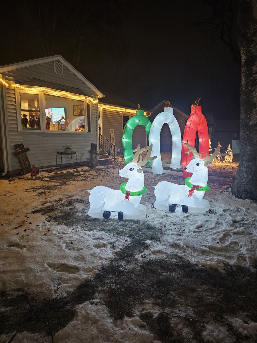 JBerns21's tweet photo. @Chris_Hawkey #christmasspeech 
More inflatables are on the way! I don’t care what the neighbors think - like you said, the joy on the kids faces, my daughter especially means everything to me. Bring on a crazy elephant and penguin inflatable! Who cares - my daughter is happy! https://t.co/xHfjy2GKOo