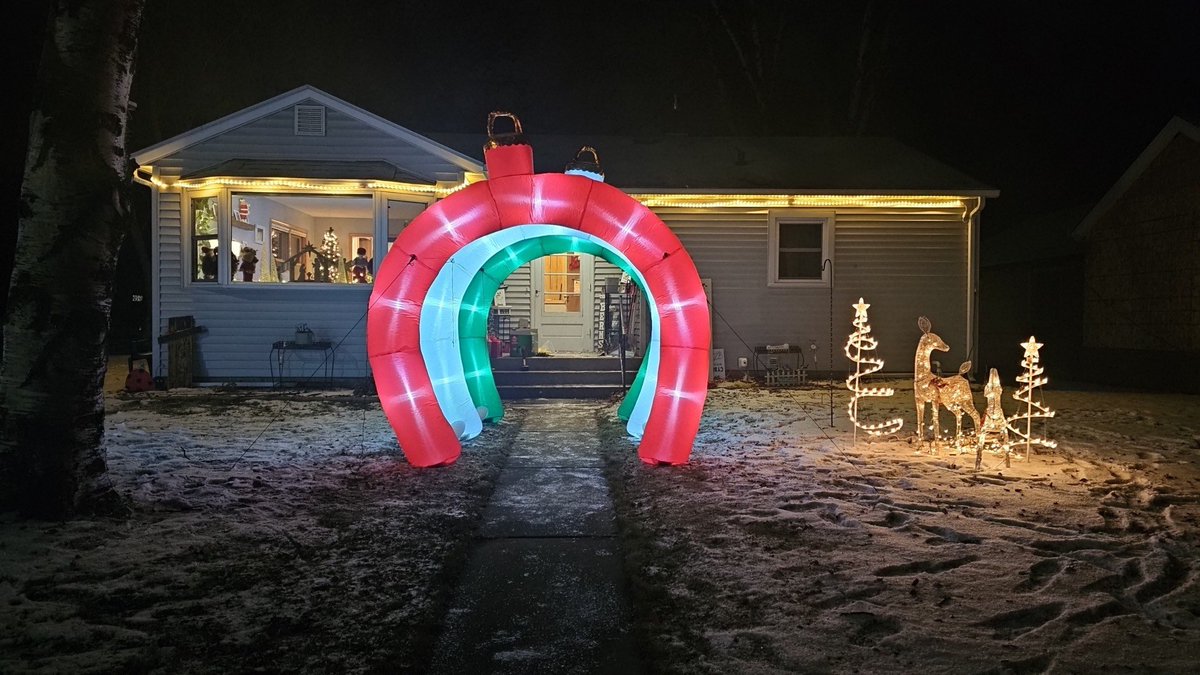 JBerns21's tweet photo. @Chris_Hawkey #christmasspeech 
More inflatables are on the way! I don’t care what the neighbors think - like you said, the joy on the kids faces, my daughter especially means everything to me. Bring on a crazy elephant and penguin inflatable! Who cares - my daughter is happy! https://t.co/xHfjy2GKOo