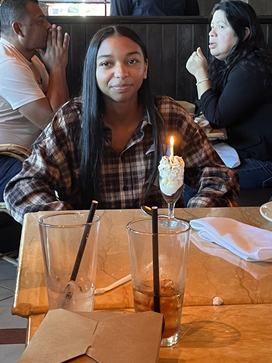ginareppindabay's tweet image. Happy 17th Birthday to my niece Cheyenne aka Chey Chey! 🥳😭🎈🎁🎂🎂🙏❤️❤️❤️🎊🎊 I remember the night her mom Lindsay went to the hospital, I walked to Kaiser from my house drunk. I ordered a pizza, it delivered to the ER, then I passed out. Woke up n she was born. #crazyauntie