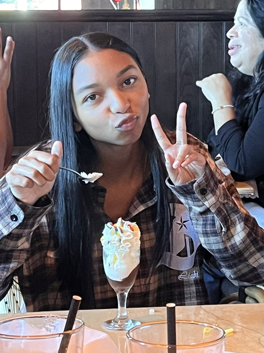 ginareppindabay's tweet image. Happy 17th Birthday to my niece Cheyenne aka Chey Chey! 🥳😭🎈🎁🎂🎂🙏❤️❤️❤️🎊🎊 I remember the night her mom Lindsay went to the hospital, I walked to Kaiser from my house drunk. I ordered a pizza, it delivered to the ER, then I passed out. Woke up n she was born. #crazyauntie