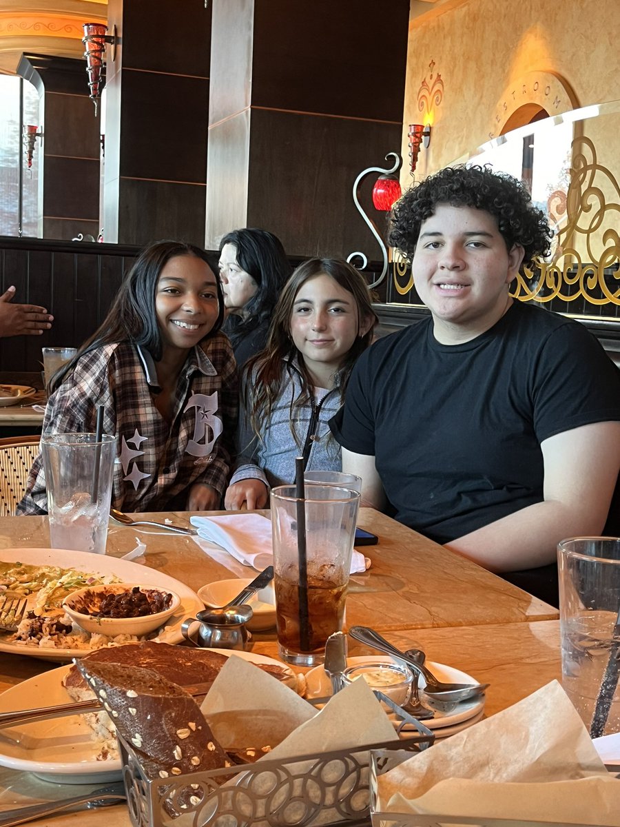 ginareppindabay's tweet image. Happy 17th Birthday to my niece Cheyenne aka Chey Chey! 🥳😭🎈🎁🎂🎂🙏❤️❤️❤️🎊🎊 I remember the night her mom Lindsay went to the hospital, I walked to Kaiser from my house drunk. I ordered a pizza, it delivered to the ER, then I passed out. Woke up n she was born. #crazyauntie