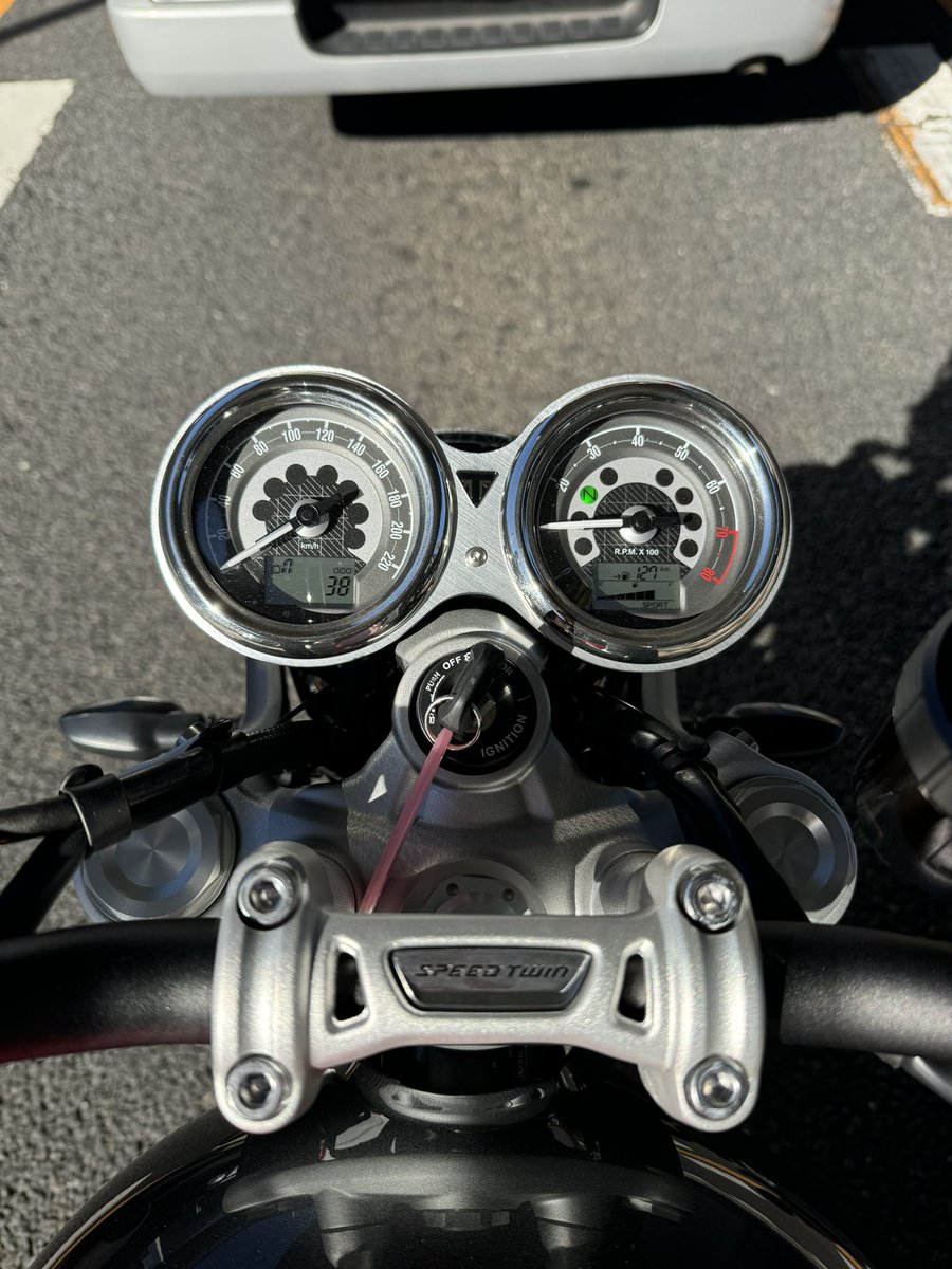 BLB1200RS's tweet photo. 昨日はスラクストンの初車検を預けに東京ベイへ行ってきました。
代車は当初ストリートツイン900の予定でしたが、お店の都合でスピードツイン1200をお借りできる事に😳
走行距離38kmの極上車なので気をつけて運転しないとですね笑
帰りはライダーズカフェで昼食とりました🍝 https://t.co/Bab5AxfQ3i
