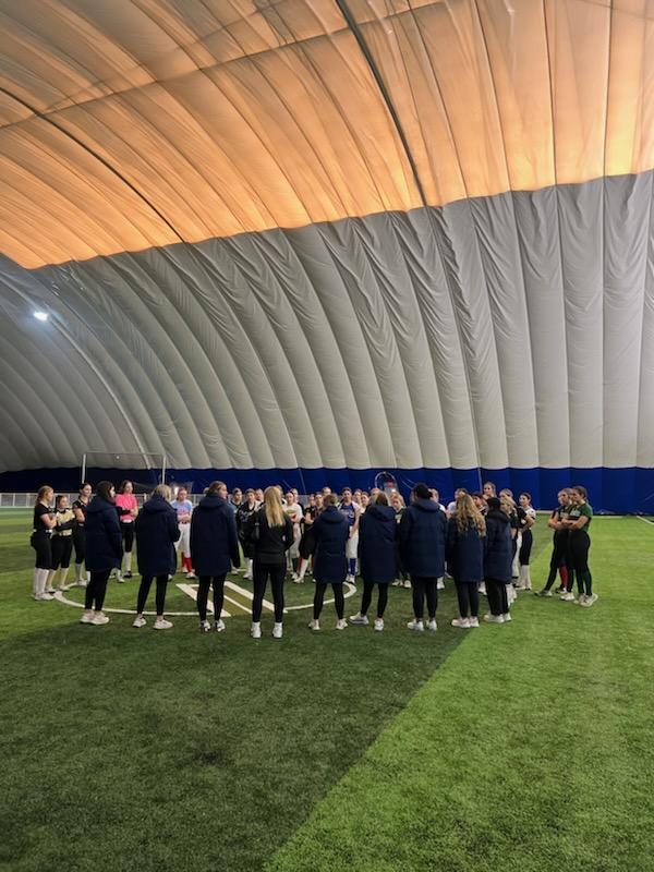 SAUBeesSoftball's tweet photo. Another great SAU Softball prospect camp today in the cozy Ambrose Dome! Thanks to the Fighting Bees players and assistant coaches for being so welcoming to our 50 campers... who showed great talent, energy, and effort today! The future looks bright! Stingers Up! https://t.co/PZqLdQJqiZ