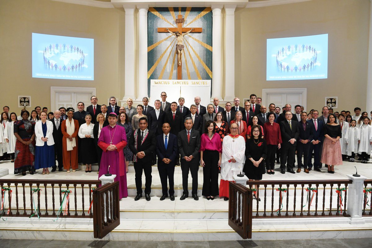 IwonaPiorkoEU's tweet photo. A beautiful Singaporean diplomatic tradition celebrated since 51 years.

Christmas Concert by the Cathedral Choir, graced by Min @VivianBala and featuring songs from all over the world.

Honoured to represent the EU and to take part in the Pledge for Peace Ceremony. https://t.co/bLH7zZ49m3