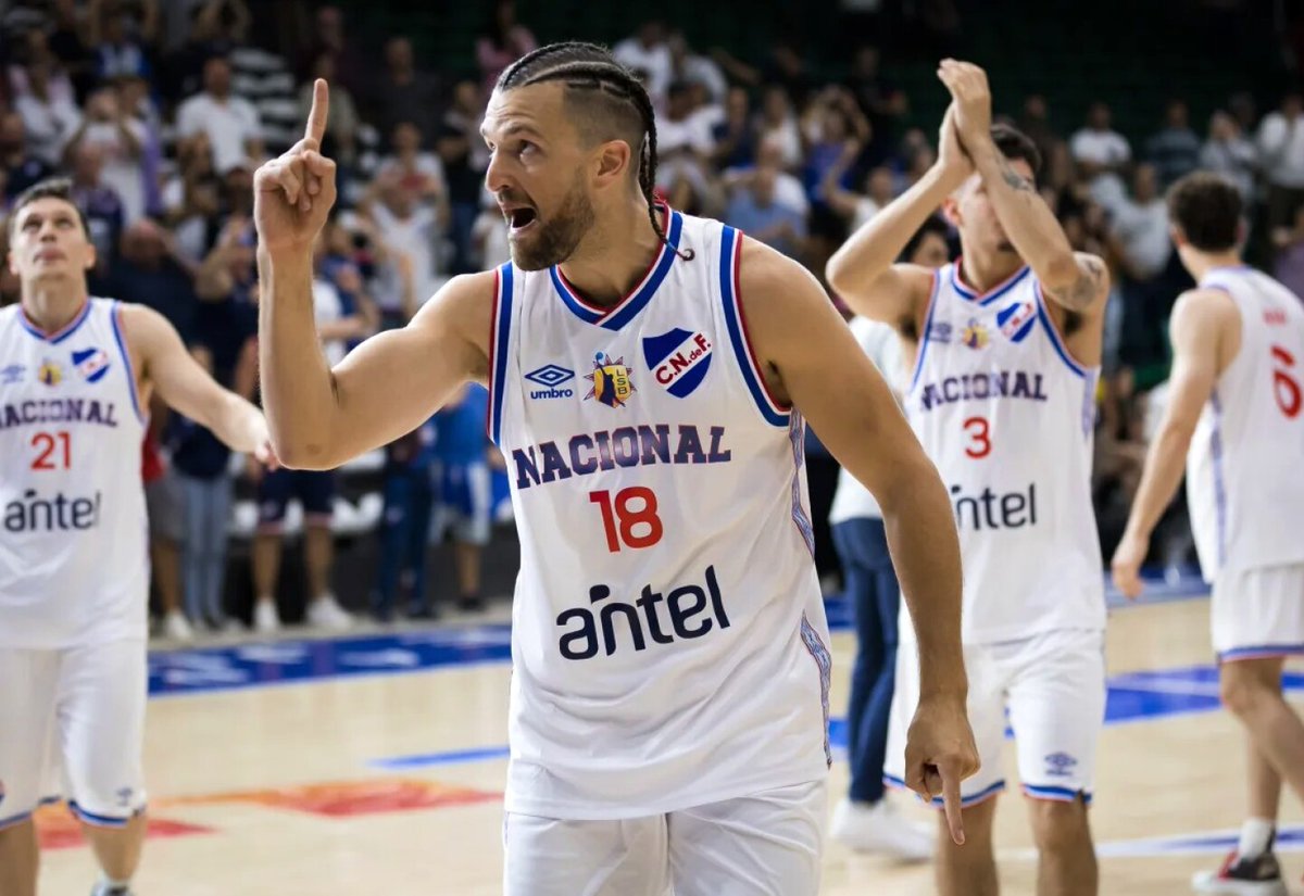 basquetcaliente's tweet photo. ¡HISTÓRICO! Nacional venció 77-76 tras alargue a San Lorenzo y se coronó campeón de la Liga Sudamericana.

Primera vez que un equipo uruguayo se consagra en este torneo. 

¡Felicitaciones, @CNdeFbasketball! https://t.co/rVto5ttRRU
