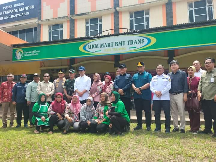 PATRI_Trans's tweet photo. Kunjungan Menteri &amp; Wamen Transmigrasi ke Banyu Asin, mengunjungi KPB Telang (02/12/24). 
Banyak anggota PATRI di daerah sukses berkarya &amp; mengembangkan warga sekitarnya salah satunya Siti Rohayah (pemilik UKM MART BMT TRANS). https://t.co/p6710lnFLs