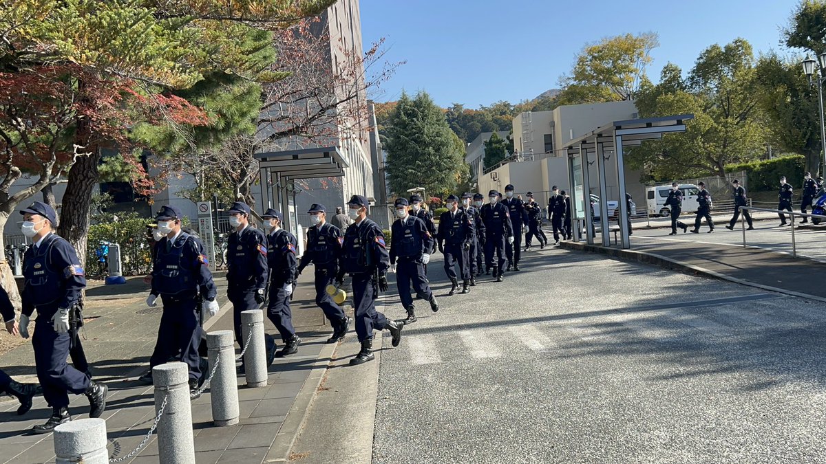 kuma_d_fes's tweet photo. 大量の公安警察・機動隊が学内に侵入しています！

大学の構成員に対して大学当局はこの件の説明を全くしていません！警察もまた何の用件か全��告げて来ておりません！

危機です！皆さん時計台前に結集してください！ https://t.co/tNbXo0GLSI