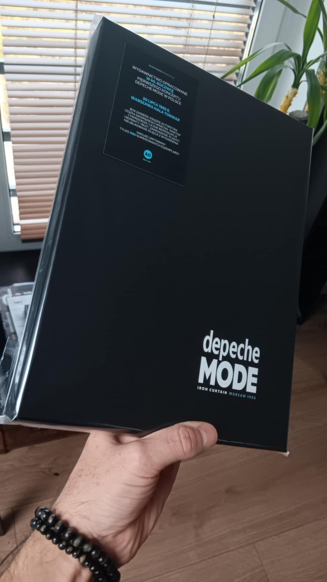 Drugi grudnia już na zawsze będzie dla mnie ważną datą. Dziś na rynku ukazuje się książką depeche MODE, Iron Curtain, Warsaw 1985. Mam nadzieję, że będzie się Wam ją wspaniale czytało. Podobnie jak nam pisało :-)