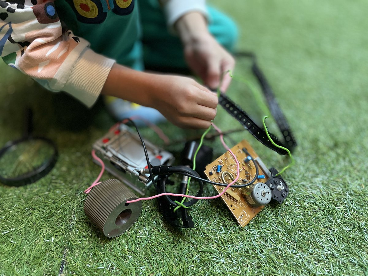 ライフワークで子ども達と一緒に学ぶ
素材探求ワークショップを不定期でやってるのですが、週末は2日間で
午前と午後、土日で計4回のワークをやって今日は放心状態🤣

氷の世界を生み出す子や、
宇宙ステーションをどんどん作る子🪐
ロボットを作る子もいたり
子ども達の創造力は無限大♾️