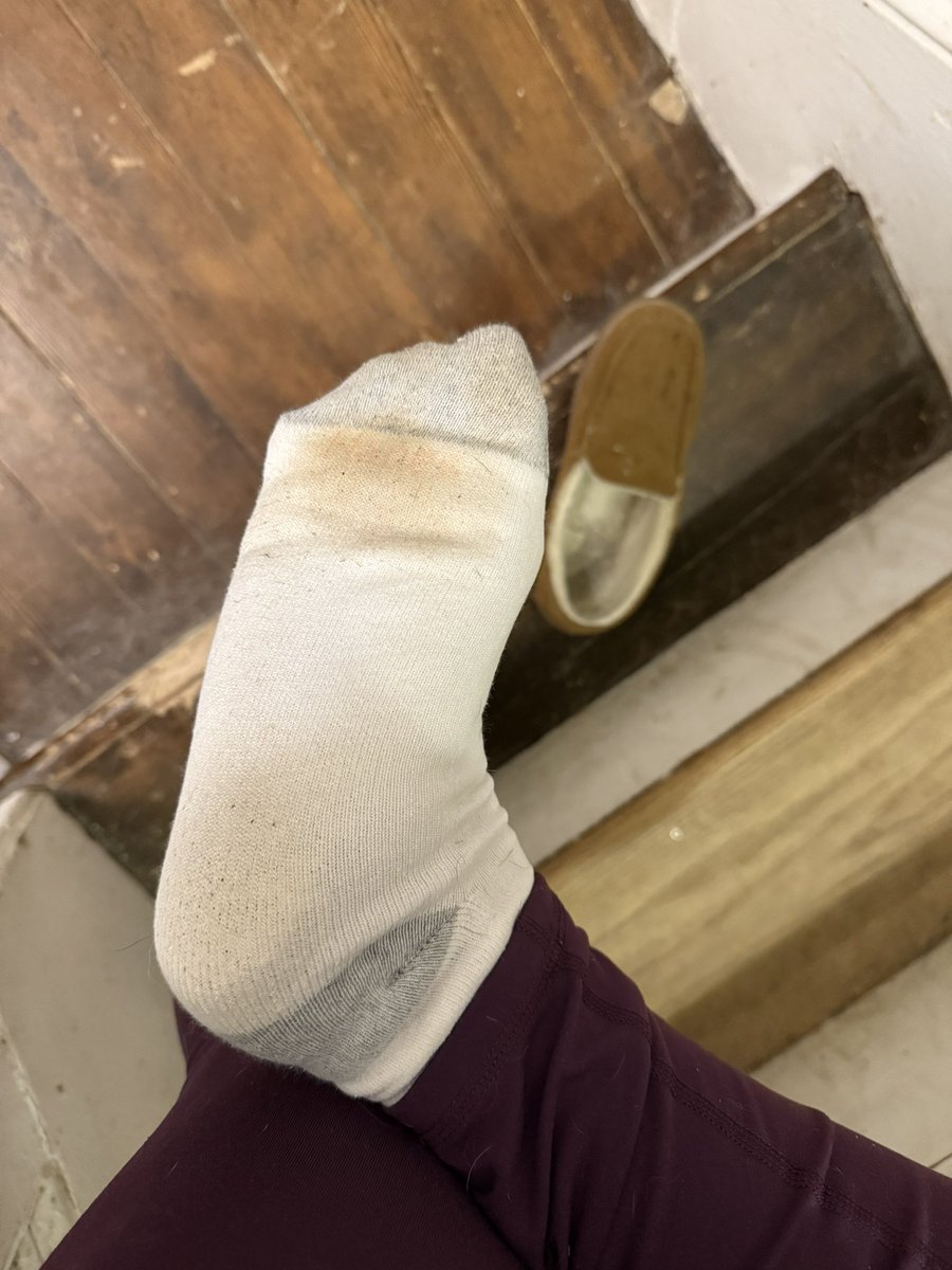 NewNewFeet's tweet photo. Day 1 vs Day 2. Two gym wears, and one more day to go. Aren’t you jealous I get to smell them 👃🏼

• smelly socks • smelly feet • dirty socks • sweaty feet • sweaty socks • socks for sale • gym socks • https://t.co/LtfjspA9DZ