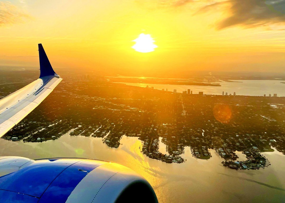 Happy Sunday! Seeing beautiful sunsets during travel adventures is an extra special gift, even from a dirty airplane window today 💖

#SundaySunsets with <a href="/LiveaMemory/">Live a Memory</a> <a href="/FitLifeTravel/">Fit🌞Life🌞Travel</a> <a href="/sl2016_sl/">Seema</a> and <a href="/leisurelambie/">Alecia | Leisure Lambie</a>