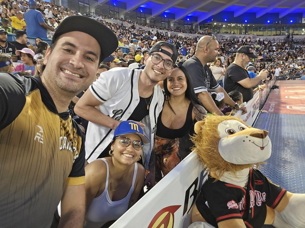 Con los caraquistas de verdad verdad.  Y no los bolsas qué ligan pa atras. Y una hermosa magallanera claro. 💕💕