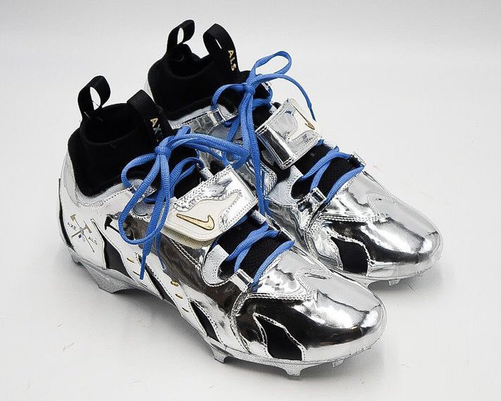 Derrick Henry brought out custom chrome Nike Air DT Max '96 cleats