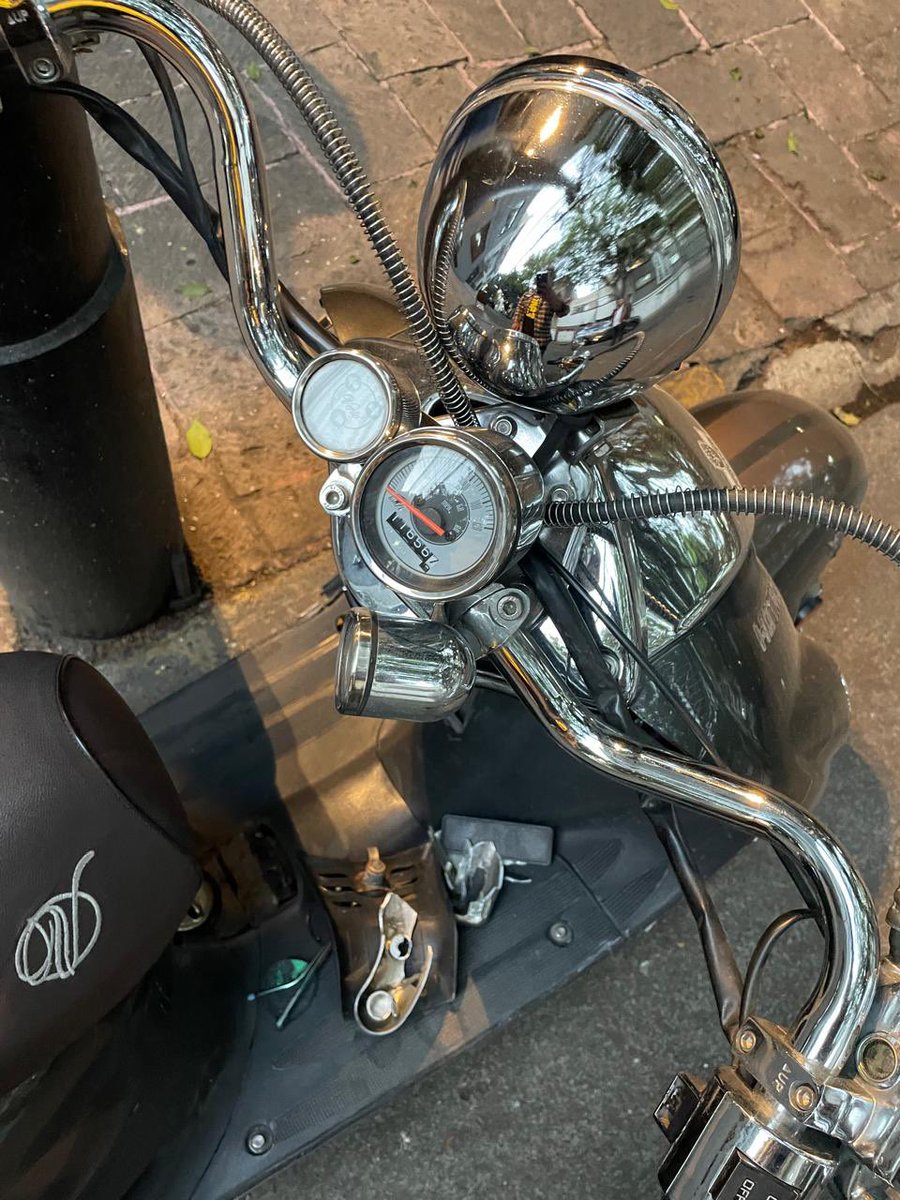 DeyaVite's tweet photo. El día de hoy dos mujeres en una Kia blanca placa LUE252P arrollaron y destrozaron nuestra motocicleta ESTACIONADA en la condesa,con vecinos de testigo se fugaron con la facia colgando. 
Agradeceremos información del auto. Anexamos fotos de algunos daños
@VidaCondesa @SSPCMexico https://t.co/thgBzZ6DVS