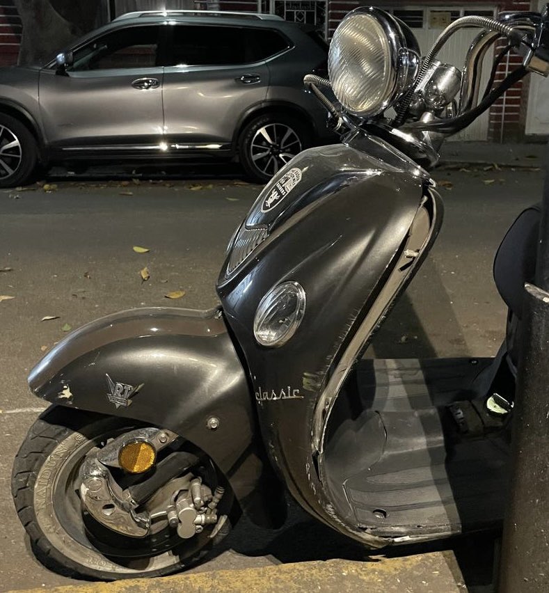 DeyaVite's tweet photo. El día de hoy dos mujeres en una Kia blanca placa LUE252P arrollaron y destrozaron nuestra motocicleta ESTACIONADA en la condesa,con vecinos de testigo se fugaron con la facia colgando. 
Agradeceremos información del auto. Anexamos fotos de algunos daños
@VidaCondesa @SSPCMexico https://t.co/thgBzZ6DVS