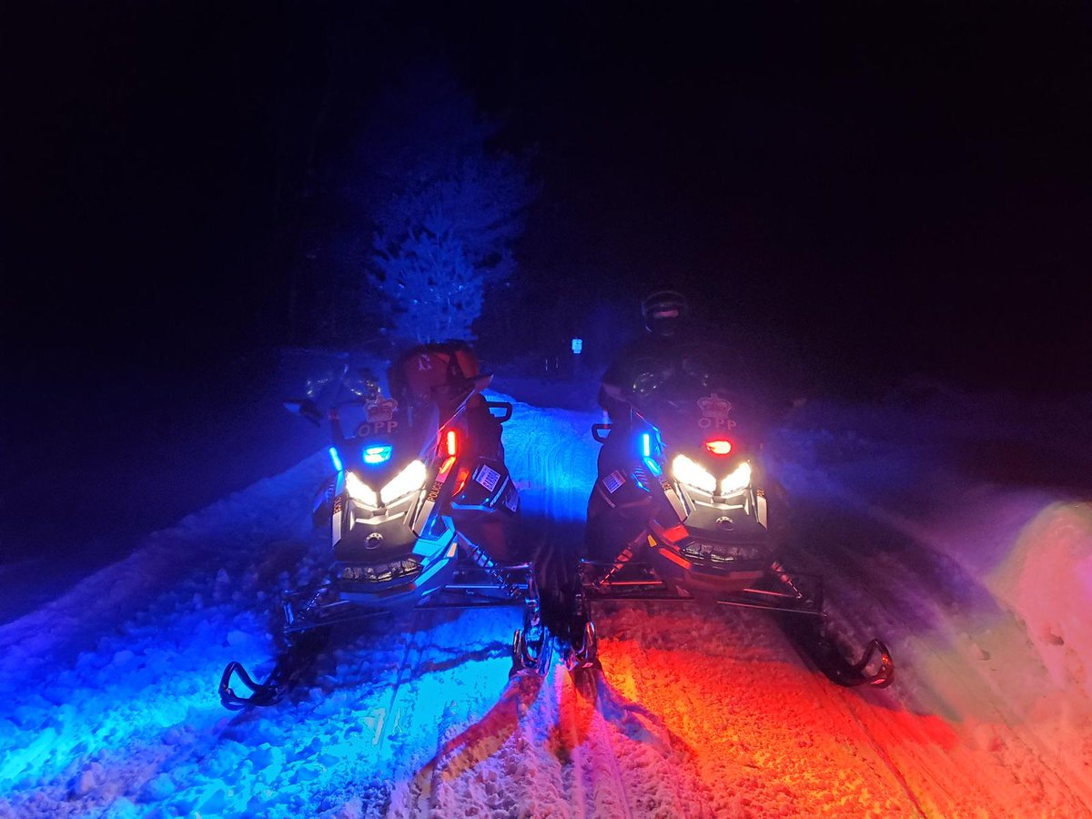 #OPP urging the public to stay home in the impacted area and avoid traveling. GPS detours redirected vehicles onto alternate routes to bypass the #Hwy closure, but this has led to Cooper's Falls Rd &amp; Houseys Rapids Rd becoming impassable as several vehicles are now stuck.
1/5
