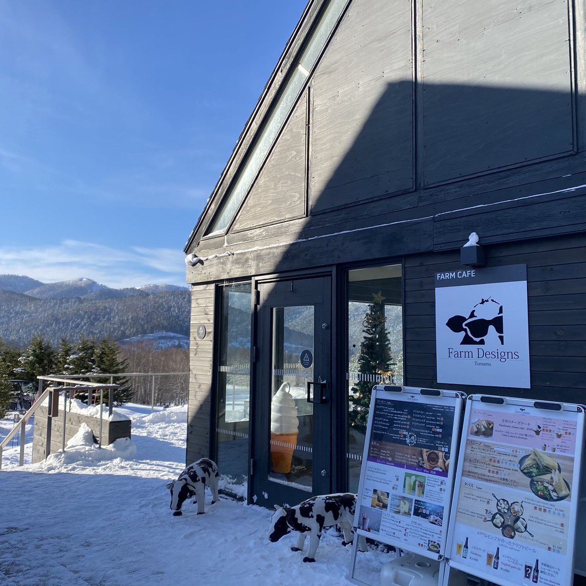 farmdesigns2's tweet photo. 🐄ファームエリア店🐄
雪原がキラキラと眩しく、トマムは快晴です☀️
ファームエリア店前のソリパークもOpenし
ご家族でお楽しみいただけます🎉
ソリを楽しんだ後にはカフェでゆっくりと
お寛ぎくださ〜い☕️
#farmdesigns
#牧場 https://t.co/zhVfxlUWCR