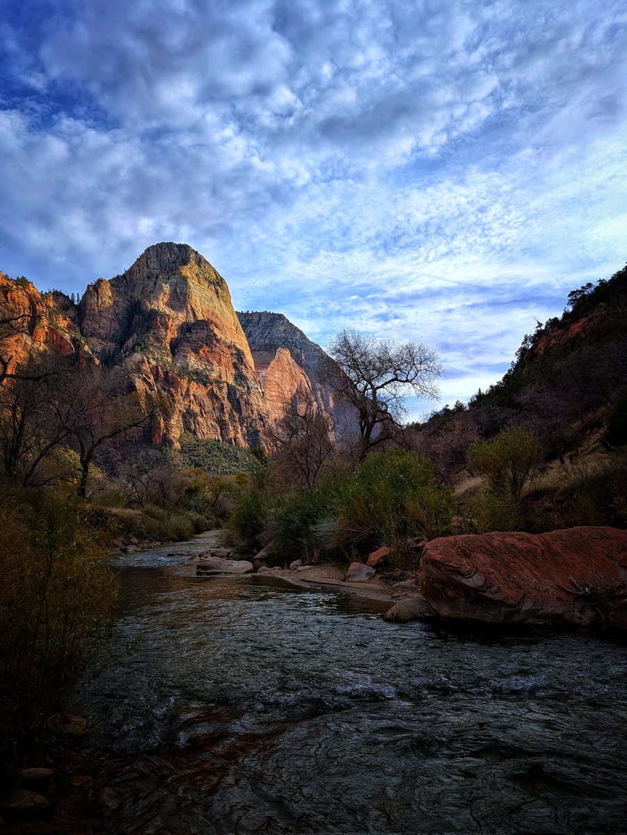 hector2X's tweet photo. Afternoon Hike in Zion National Park 🌄

#hiking #mountains #river #utah #sunday https://t.co/ZOnL8IrWAw