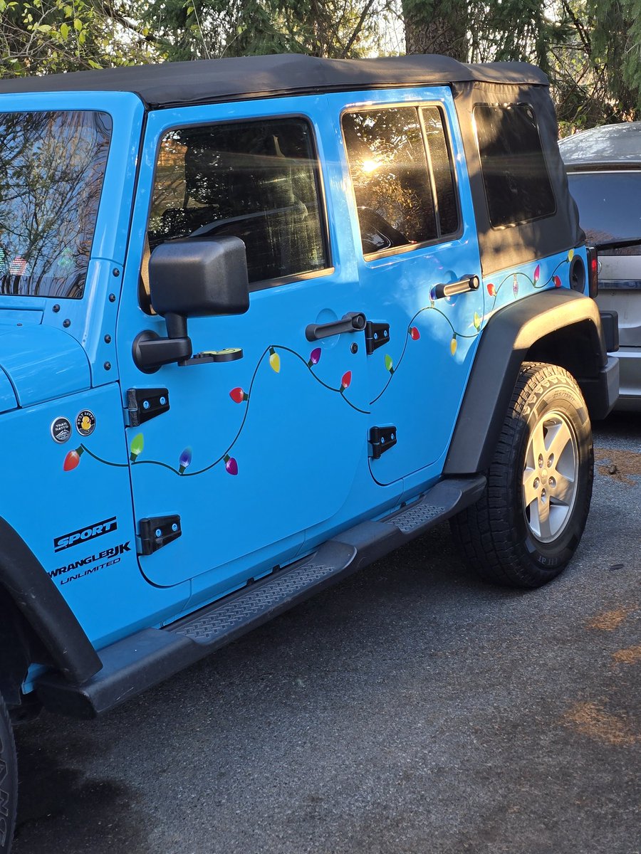 bluealienfox's tweet photo. Decorating the new Jeep. https://t.co/wud1vxLibn