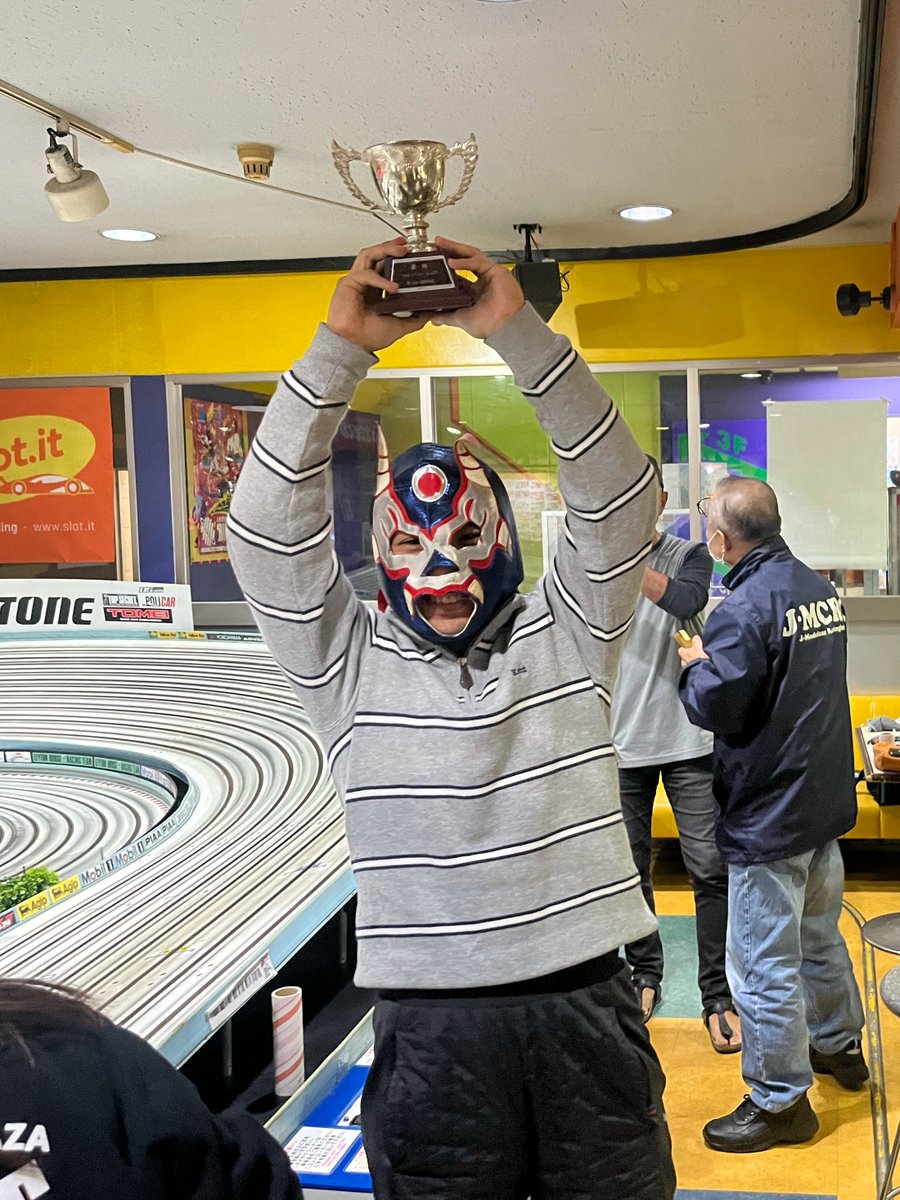 昨日は、神奈川県大和市のビックバンでSlot.it 箱出しレースに参加させて頂きました。
噂の覆面レーサーPPXに会えたので、足を運んだ甲斐がありました😍
今回は、スロットカーに触ることすらせずに優勝🏆
まさに神の領域ですね😮

#slotcar #スロットカー