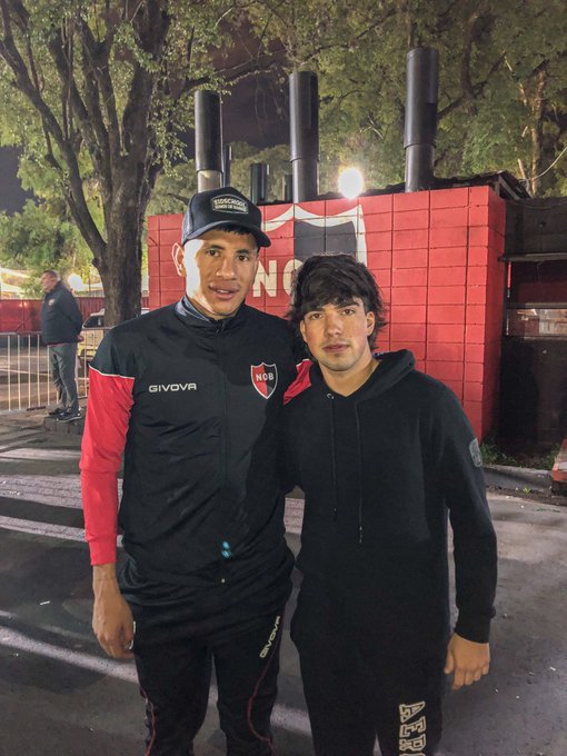 Cómo puede ser que a este tipo tenga tantos privilegios en nuestro club? Estar todos los partidos en el césped, sacarse fotos y tener una reunión con el mismísimo Miguel Angel Russo, que la gente le pida fotos, que mierda hicimos mal?