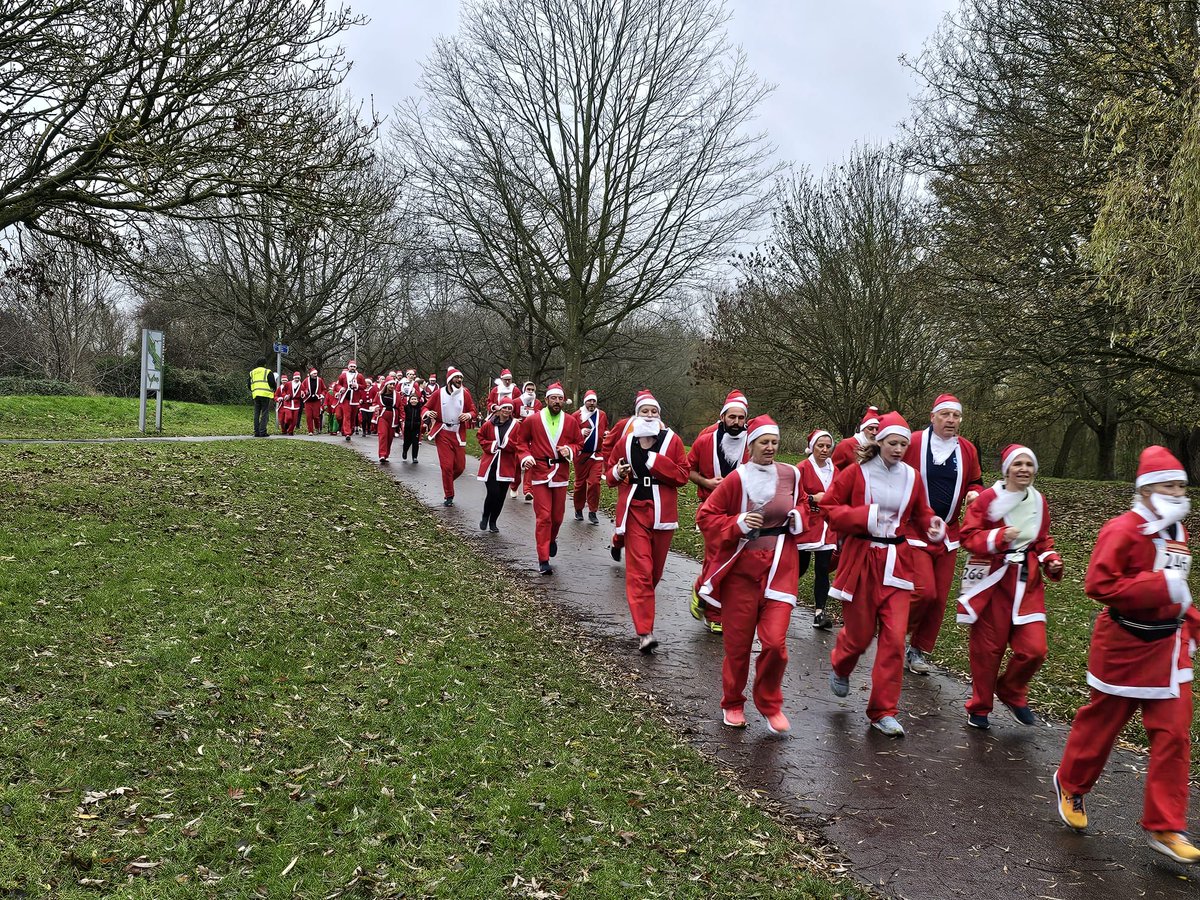 EssexRAYNET's tweet image. Essex RAYNET supported the @FarleighHospice Santa Fun Run on Sun 1st December, with Safety Radio Communications in Central Park, Chelmsford. @theRSGB @RAYNET_UK #AmateurRadio #raynet #rsgb