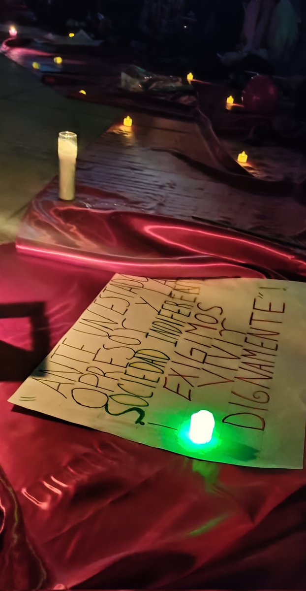 Hoy se marchó por lxs que ya no pudieron hacerlo 🥺 VHIvos estamos!! 🔺❤️‍🔥🫂
<a href="/marchavihsida/">Marcha VIH/SIDA CDMX</a>