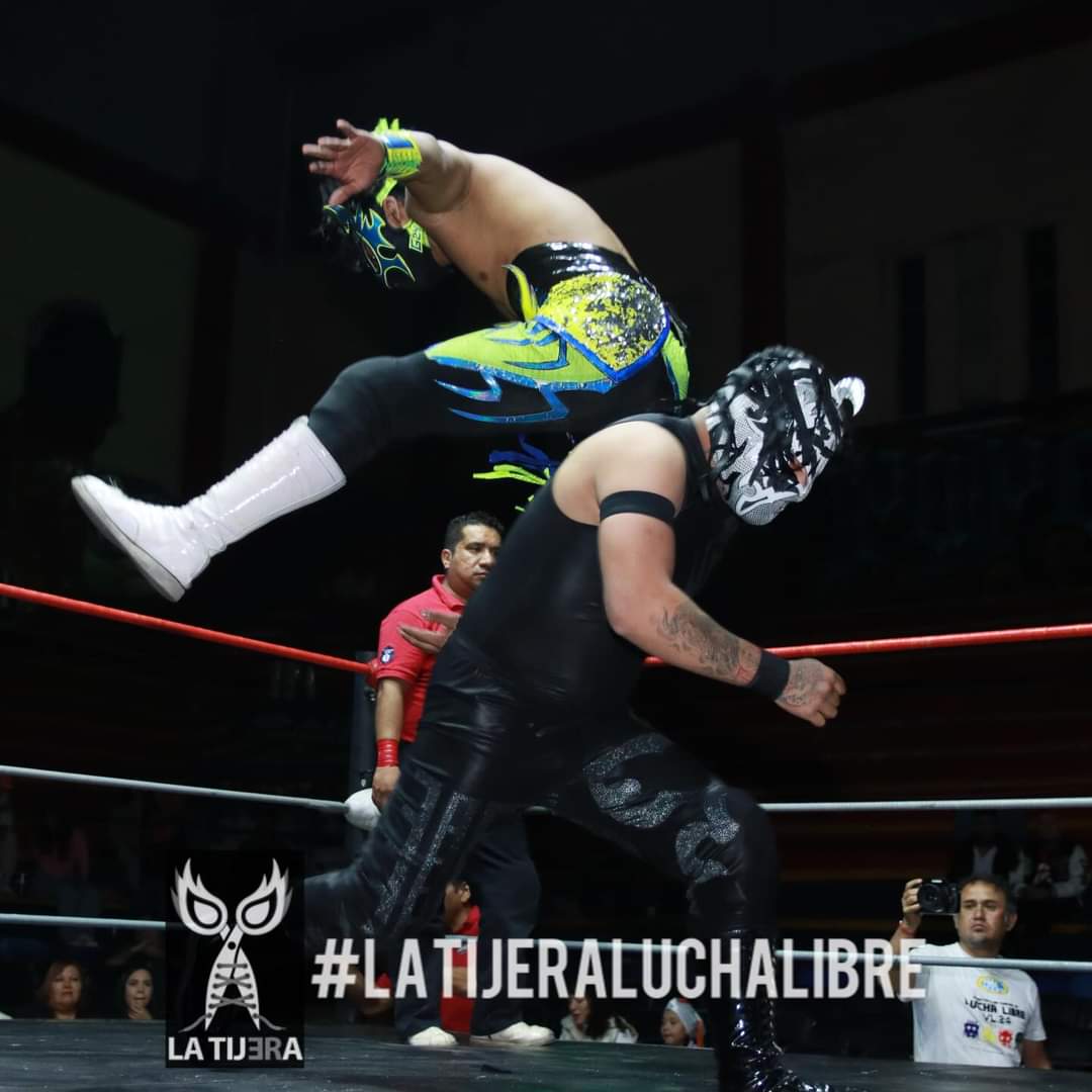 LaTijeraLucha's tweet image. Lucha dinamica y con secuencias de alto nivel, donde en la tercera caída #ToritoNegro y #DinamicFly empatan contra #NoisyBoy y #SpiderFly, por un faul y despojo de la máscara, a lo que se vienen retos entre los representantes de la #ArenaNeza en contra de los jóvenes #MexaBoys…