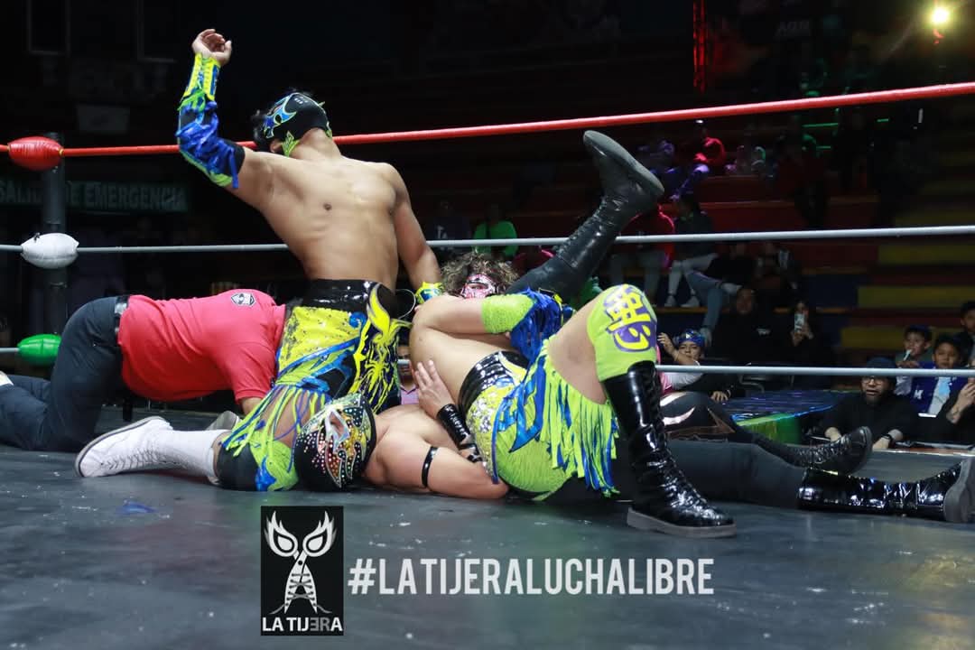 LaTijeraLucha's tweet image. Lucha dinamica y con secuencias de alto nivel, donde en la tercera caída #ToritoNegro y #DinamicFly empatan contra #NoisyBoy y #SpiderFly, por un faul y despojo de la máscara, a lo que se vienen retos entre los representantes de la #ArenaNeza en contra de los jóvenes #MexaBoys…