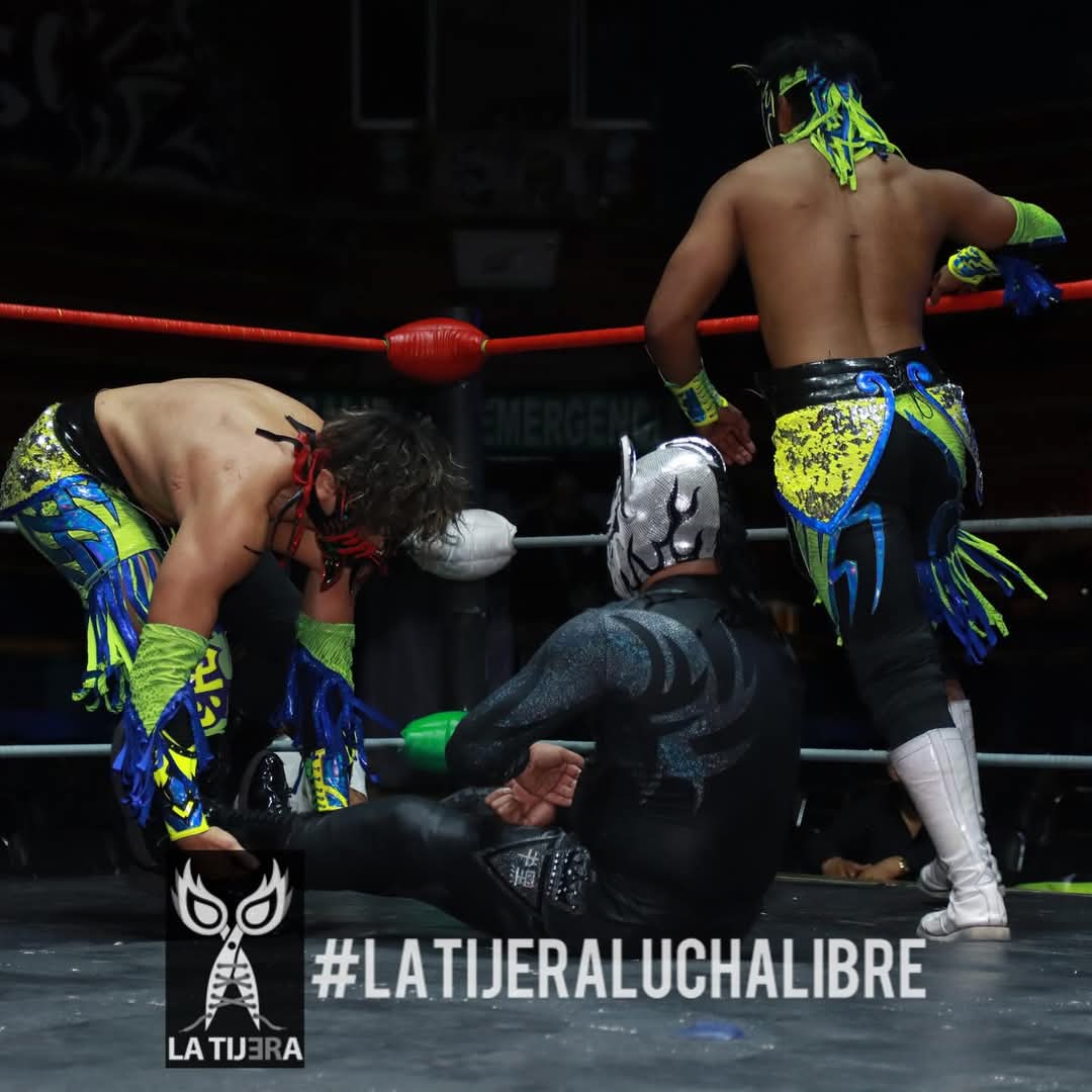 LaTijeraLucha's tweet image. Lucha dinamica y con secuencias de alto nivel, donde en la tercera caída #ToritoNegro y #DinamicFly empatan contra #NoisyBoy y #SpiderFly, por un faul y despojo de la máscara, a lo que se vienen retos entre los representantes de la #ArenaNeza en contra de los jóvenes #MexaBoys…