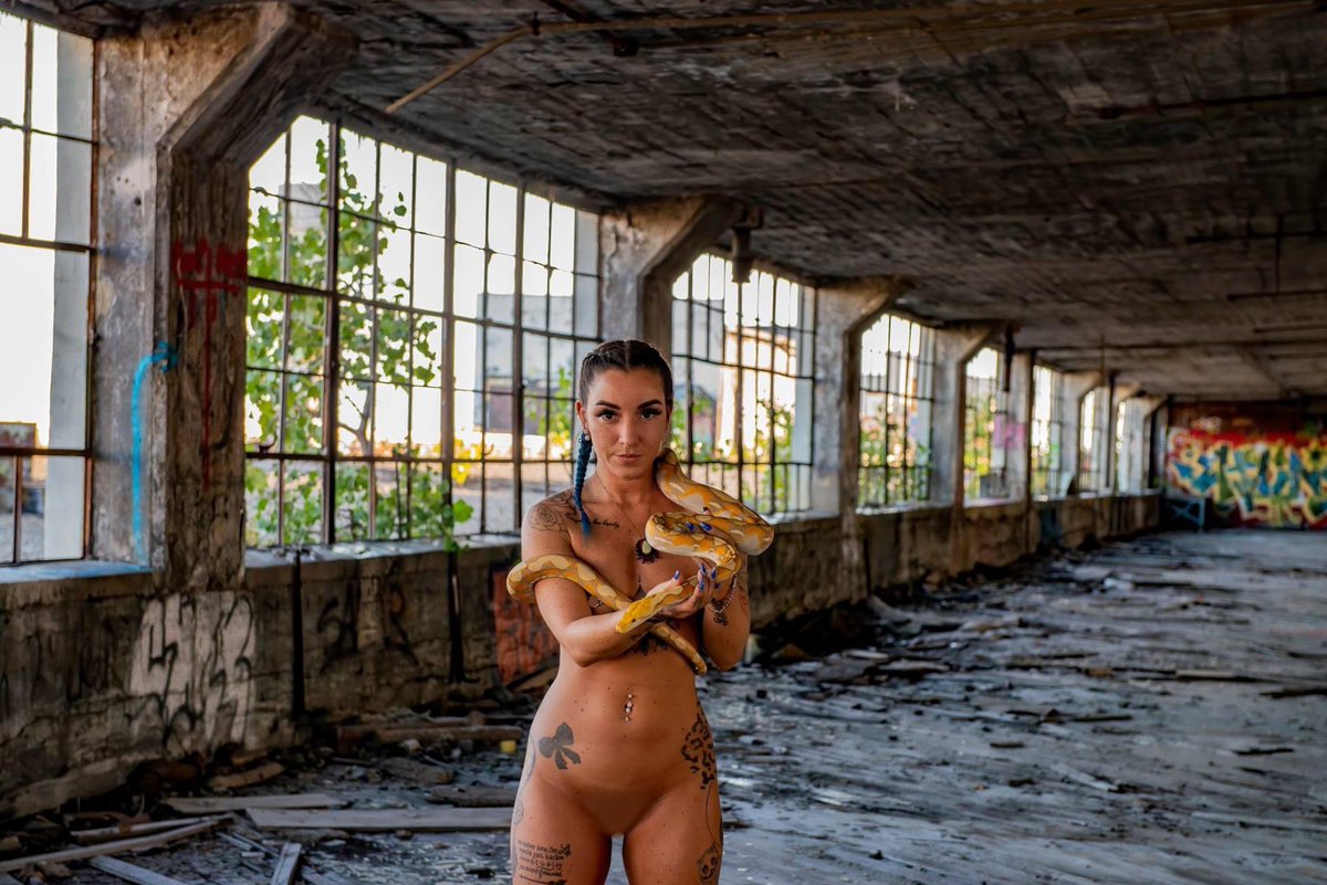 The beautiful Syd shooting at #fisher21 in #Detroit let’s #collaborate and make #Magic  #nikon #photography #darkexposures