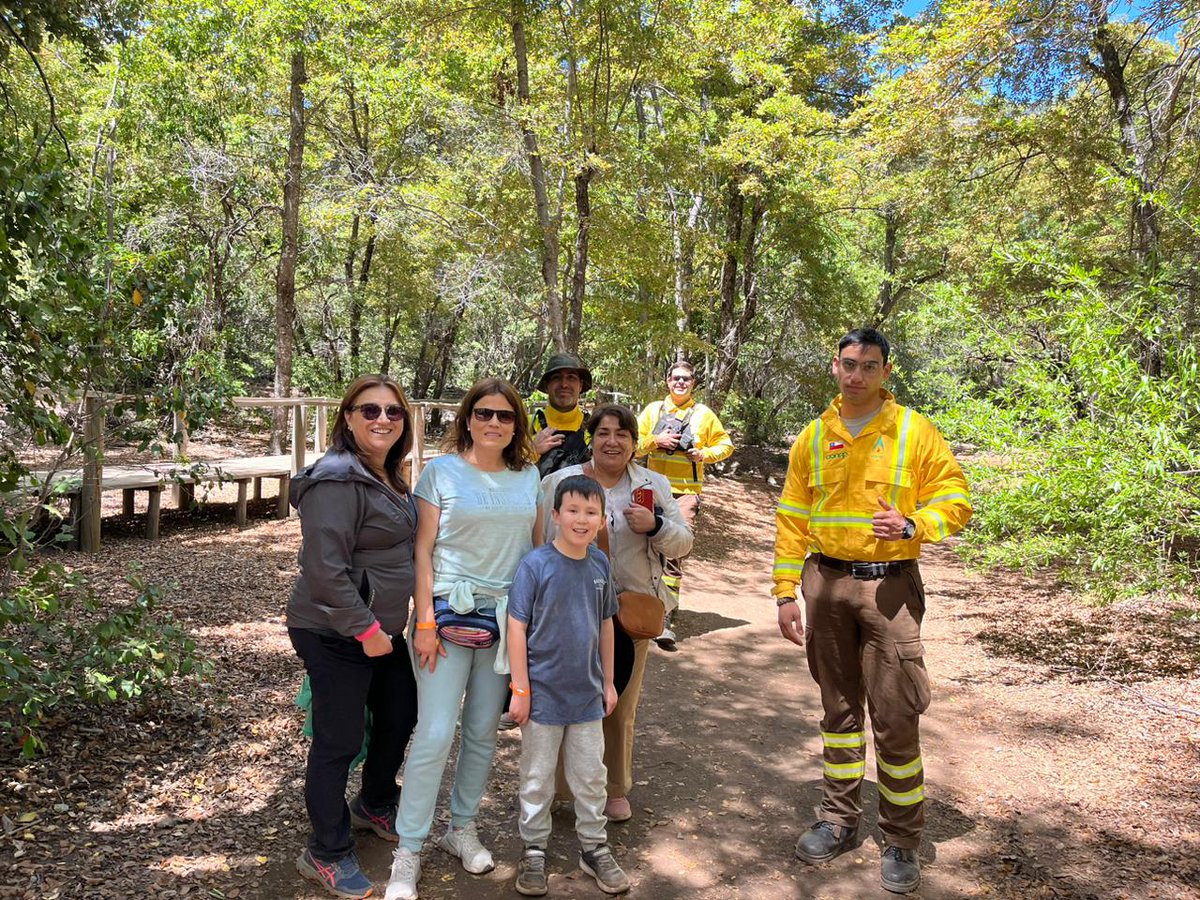 Valdes1224's tweet photo. El método de combate más eficiente en el mundo de los incendios forestales es la #prevención 
Es por eso que el día de hoy Domingo la Brigada #Maqui17 de @conaf_maule concurrió al sector del #ParqueInglés y #Radal7tazas en tareas de prevención a cada turista que visita este hermoso destino ubicado en la Region del #Maule 
@conaf_minagri @incendios_CONAF