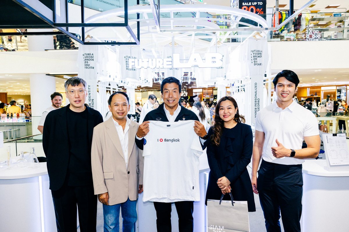 TripleclickTH's tweet photo. สยามดิสคัฟเวอรี่ สร้างปรากฏการณ์แห่งปี นำอัตลักษณ์กรุงเทพมหานคร
มา Co-creation & Collaboration เป็นครั้งแรก
ในงาน “Future lab Volume 4 : Design Culture”
FORT X SIAMDISCOVERY
#FortFTSXSIAMDISCOVERY
#FortFTSXFUTURELAB
#FortFTS
#ComFortzon
#futurelab #designculture #bkk #ods #yuedpao #hyperpersonalized #siamdiscovery #theexploratorium #comeplaywithus #onesiamexperience
>>https://t.co/JgeuKWWkRi
สยามดิสคัฟเวอรี่ ดิเอ็กซ์พลอราทอเรี่ยม ตอกย้ำการเป็น The Biggest Arena of Lifestyle Experiments ที่เต็มไปด้วยประสบการณ์สุดตื่นเต้นเร้าใจ เชิญชวนทุกคนมา Come Play With Us เปิดโอกาสให้ทุกคนเข้ามาร่วมค้นพบ (Experiment), สร้างสรรค์ (Create) และพัฒนา (Cultivate) ได้อย่างไม่รู้จบ สร้างสรรค์โปรเจคพิเศษปรากฏการณ์แห่งปี กับการ Co-Creation & Collaboration ครั้งสำคัญ กับ กรุงเทพมหานคร, Yuedpao – ยืดเปล่า และ ODS. ชวนทุกคนมาค้นพบความสนุกกับงาน “Future lab Volume 4 : Design Culture” การนำ CI ฟอนต์ของเมืองกรุงเทพมหานคร ซึ่งมีอัตลักษณ์และเป็นแลนด์มาร์กของกรุงเทพมหานครมาสร้างสรรค์ Art Installation คำว่า “กทม.” สูง 2.40 เมตร เพื่อให้สกายวอล์กสี่แยกปทุมวันกลายเป็นจุดหมายปลายทางแห่งใหม่ของนักท่องเที่ยวเป็นครั้งแรกในประเทศไทย และมาร่วม Hyper Personalized สร้างของที่ระลึกในแบบของตัวเอง ตั้งแต่วันที่ 27 พฤศจิกายน 2567 ถึง เดือนมกราคม 2568 ณ สกายวอล์กสี่แยกปทุมวัน และ ชั้น M สยามดิสคัฟเวอรี่
Future lab เป็นพื้นที่ที่เปิดกว้างให้ทุกคนมาตามหาอัตลักษณ์ความเป็นตัวเอง เน้นการขับเคลื่อน เพื่อพัฒนาความคิดสร้างสรรค์ และความเป็นเอกลักษณ์ รวมถึงสร้างประสบการณ์ที่ไม่เหมือนใคร โดย “Future lab Volume 4 : Design Culture” สร้างสรรค์เป็น Exhibition ให้เป็นห้องทดลองมาร่วม Hyper Personalized สามารถดีไซน์ถึงตัวตนได้แบบเฉพาะ สร้างความแตกต่างและไม่เหมือนใครแบบชิ้นเดียวในโลกด้วยการนำฟอนต์ และ CI ที่เป็นอัตลักษณ์ของกรุงเทพมหานคร มาผ่านแนวคิด Design Culture ให้ผู้เข้าร่วมได้จินตนาการสร้างของที่ระลึกลงบนเสื้อในแบบของตัวเอง
“Future lab Volume 4 : Design Culture” เปิดโอกาสให้ผู้สนใจทุกคนทั้งชาวไทยและนักท่องเที่ยวต่างชาติ ได้ออกแบบ Hyper Personalized บนเสื้อยืดแบรนด์ “ยืดเปล่า Yuedpao” แบรนด์ไทยที่เข้าใจถึงหัวใจของผู้บริโภคอย่างแท้จริง กับคอนเซ็ปต์ ยืดเปล่า ยืดแต่ไม่ย้วย โดยสามารถเลือกนำฟอนต์มาจัดวางในรูปแบบที่ต้องการ หรือ “your own edition” หรือ Badge ที่สะท้อนถึงความเป็นไทย ซึ่งทั้งหมดนี้ เป็นการนำความเป็นกรุงเทพมหานครมาถ่ายทอดและเผยแพร่ในรูปแบบใหม่ ๆ และสามารถเผยแพร่ได้กว้างไกลไปทั่วโลก
นายชัชชาติ สิทธิพันธุ์ ผู้ว่าราชการกรุงเทพมหานคร กล่าวว่า “ปรากฏการณ์ในการร่วม Co-Creation & Collaboration ครั้งนี้ เป็นการนำฟอนต์ของกรุงเทพมหานคร ชื่อว่า ฟอนต์ “เสาชิงช้า” ที่มีต้นแบบมาจากอักษรไทยนริศ อีกทั้งยังเป็นอัตลักษณ์ของป้ายกรุงเทพมหานครโฉมใหม่ ณ บริเวณสกายวอล์กสี่แยกปทุมวัน กลายเป็นแลนด์มาร์กสำคัญของนักท่องเที่ยวทั่วโลก ที่อยู่ในลิสต์ที่ต้องมาเยือน พร้อมกันนี้ยังสร้างสุดยอด art installation ครีเอทฟอนต์ออกแบบคำว่า “กทม.” สูง 2.40 เมตร มาตั้งตระหง่านกลางสกายวอล์กสี่แยกปทุมวัน ควบคู่กับฟอนต์ป้ายกรุงเทพมหานคร เพื่อสร้างความน่าสนใจให้กับแลนด์มาร์ก หรือทัวร์ริสต์เดสติเนชั่นแห่งนี้ ให้เป็นที่น่าจดจำมากยิ่งขึ้น ซึ่งปัจจุบันมีประชากรทั้งชาวไทยและนักท่องเที่ยวต่างชาติเดินทางสัญจรผ่านสกายวอล์กแห่งนี้วันละกว่า 100,000 คน เพื่อเผยแพร่ฟอนต์เสาชิงช้าให้ปรากฏในสิ่งต่าง ๆ มากขึ้น กรุงเทพมหานครจึงสนับสนุนและอนุญาตให้นำฟอนต์เสาชิงช้า มาใช้ในโปรเจคพิเศษนี้ ซึ่งเปิดโอกาสให้ผู้สนใจทุกคนมาสัมผัสผลงานสร้างสรรค์ใหม่ ๆ จากการนำฟอนต์ และ CI ที่สามารถนำมาต่อยอดได้อย่างไม่มีที่สิ้นสุด”
นางสรัลธร อัศเวศน์ รองกรรมการผู้จัดการใหญ่ ผู้บริหารสายงานบริหารธุรกิจศูนย์การค้า บริษัท สยามพิวรรธน์ จำกัด กล่าวว่า “โปรเจคพิเศษนี้ สยามดิสคัฟเวอรี่ ได้รับการสนับสนุนจาก กรุงเทพมหานคร, Yuedpao – ยืดเปล่า และ ร้าน ODS. มาร่วมกันสร้างปรากฏการณ์ใหม่ ๆ โดยสยามดิสคัฟเวอรี่ ให้ความสำคัญและมุ่งมั่นที่จะมอบประสบการณ์เหนือระดับและสร้างความแปลกใหม่ น่าตื่นเต้น อย่างต่อเนื่องเสมอ เป็นไปตามแนวคิดในการสร้าง Value Creation ให้ทุกการมาเยือนของลูกค้ามีคุณค่าและเกิดความประทับใจ
นายทนงค์ศักดิ์ แซ่เอี้ยว ผู้บริหารแบรนด์ยืดเปล่า กล่าวถึงความร่วมมือครั้งนี้ว่า แบรนด์ยืดเปล่า เป็นศูนย์รวมเสื้อยืดและสินค้าแฟชั่นแบรนด์ไทย พร้อมคุณภาพการออกแบบให้รองรับกับทุกความหลากหลาย สามารถใส่ได้ทุกเพศ ทุกวัย และทุกไลฟ์สไตล์ ดีไซซ์มินิมอลดูเรียบง่าย แต่เต็มไปด้วยคุณภาพด้วยผ้าทอเส้นด้ายพิเศษผ้าหนานุ่มแต่เบา ซึ่งการได้มาร่วมงาน Future Lab Volume4 ครั้งนี้ ถือเป็นปรากฎการณ์ครั้งสำคัญในการร่วมมือสร้างสิ่งพิเศษที่ไม่เหมือนใครเป็นครั้งแรก แบรนด์ยืดเปล่าโดดเด่นเรื่องเสื้อยืดจึงได้ร่วมกันดีไซน์ให้ exhibition นี้พิเศษ ร่วมกันเป็น Hyper Personalized สร้างเอกลักษณ์ให้กลายเป็นของที่ระลึกไม่เหมือนใครเป็นเพียงชิ้นเดียวในโลก
นอกจากนี้ ร้าน ODS. (Objects of Desire Store) มัลติแบรนด์สโตร์รวมไลฟ์สไตล์และของตกแต่งบ้านสุดเอ็กซ์คลูซีฟจากดีไซเนอร์ไทยที่มีความสามารถในการออกแบบและสร้างสรรค์ ยังได้มาร่วมCollaboration นำมาร่วมทำ Personalized อีกด้วย
“Future lab Volume 4 : Design Culture” จึงเป็นการสร้างปรากฏการณ์ร่วมกันในการสร้างสรรค์งานที่ผสมผสานนวัตกรรมร่วมกับวัฒนธรรม มาร่วม Come Play With Us สนุกกับโปรเจคพิเศษนี้ ตั้งแต่วันที่ 27 พฤศจิกายน 2567 ถึง เดือนมกราคม 2568 ณ สกายวอล์กสี่แยกปทุมวัน และ ชั้น M สยามดิสคัฟเวอรี่