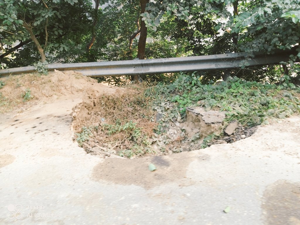 कुछ इस तरह ग्रामीण सड़कों का हाल है । इस पर कोई ध्यान नहीं दे रहा।