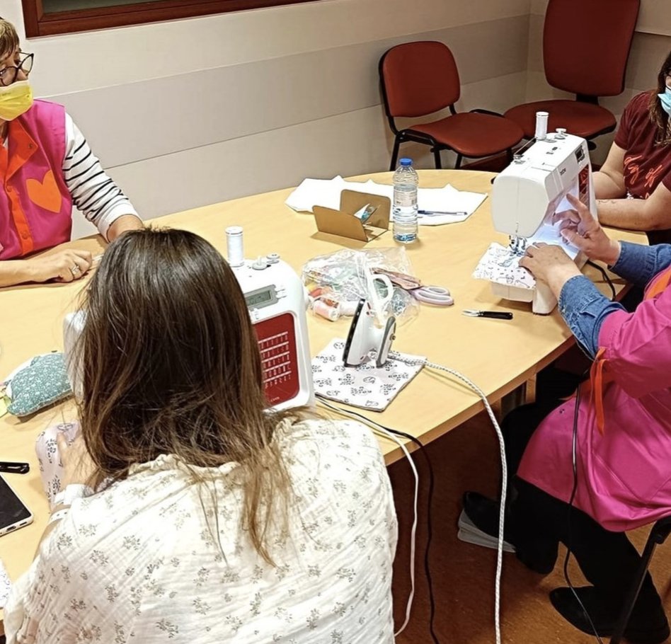 Ateliers créatifs pour les futures mamans hospitalisées 🧶, jeux de société et créations pour les adultes en psychiatrie 🃏 : nos bénévoles sont là pour divertir, écouter et apporter un peu de réconfort, le temps d'un atelier. 💞 #BlousesRoses