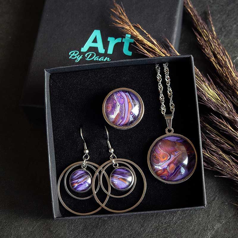 ✨ Hard gewerkt, trots resultaat! 🎄

Mijn kerstcollectie is live! Alles is uniek, met liefde gemaakt om jou te laten stralen tijdens de feestdagen. 💖 Welke van deze 4 is jouw favoriet? 👇

📎 buff.ly/3CawdjU

Delen = 🥰 

#Kerstcollectie #UniekSieraad #Handgemaakt